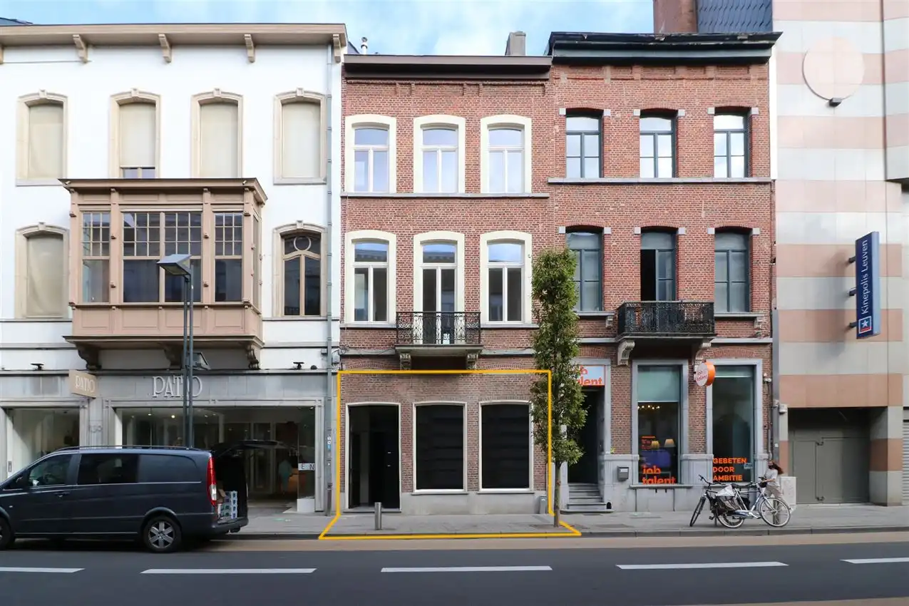 Volledig vernieuwde handelszaak op ideale locatie foto {{pictureIndex}}