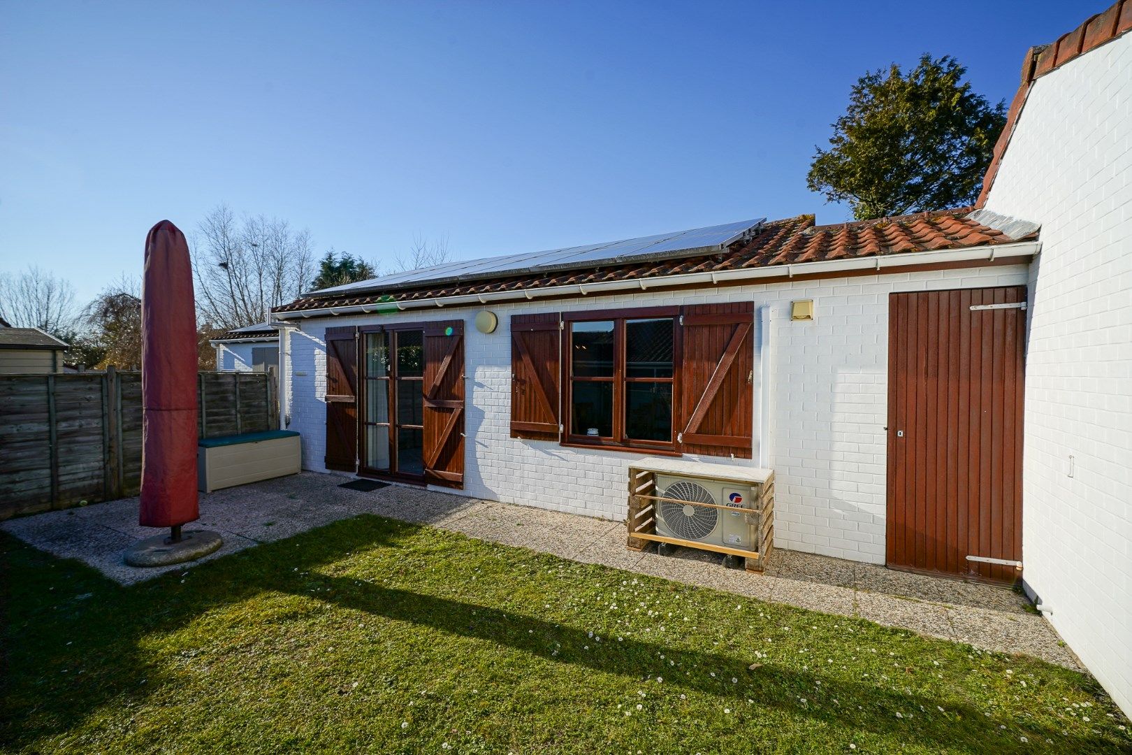 Instapklare vakantiewoning met zonnige tuin en 2 slaapkamers foto {{pictureIndex}}