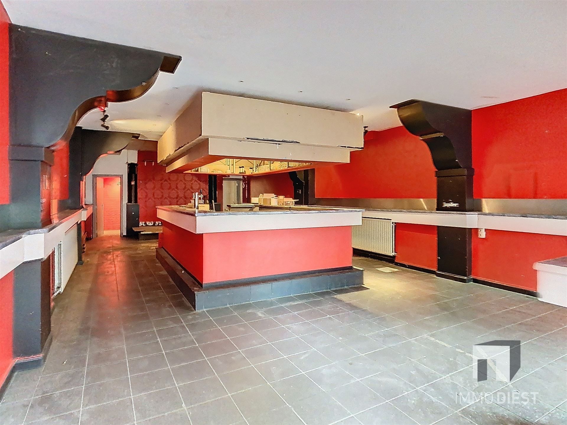 Handelspand 180m2 gelijkvloers op 3,47are met achterliggende tuin foto {{pictureIndex}}