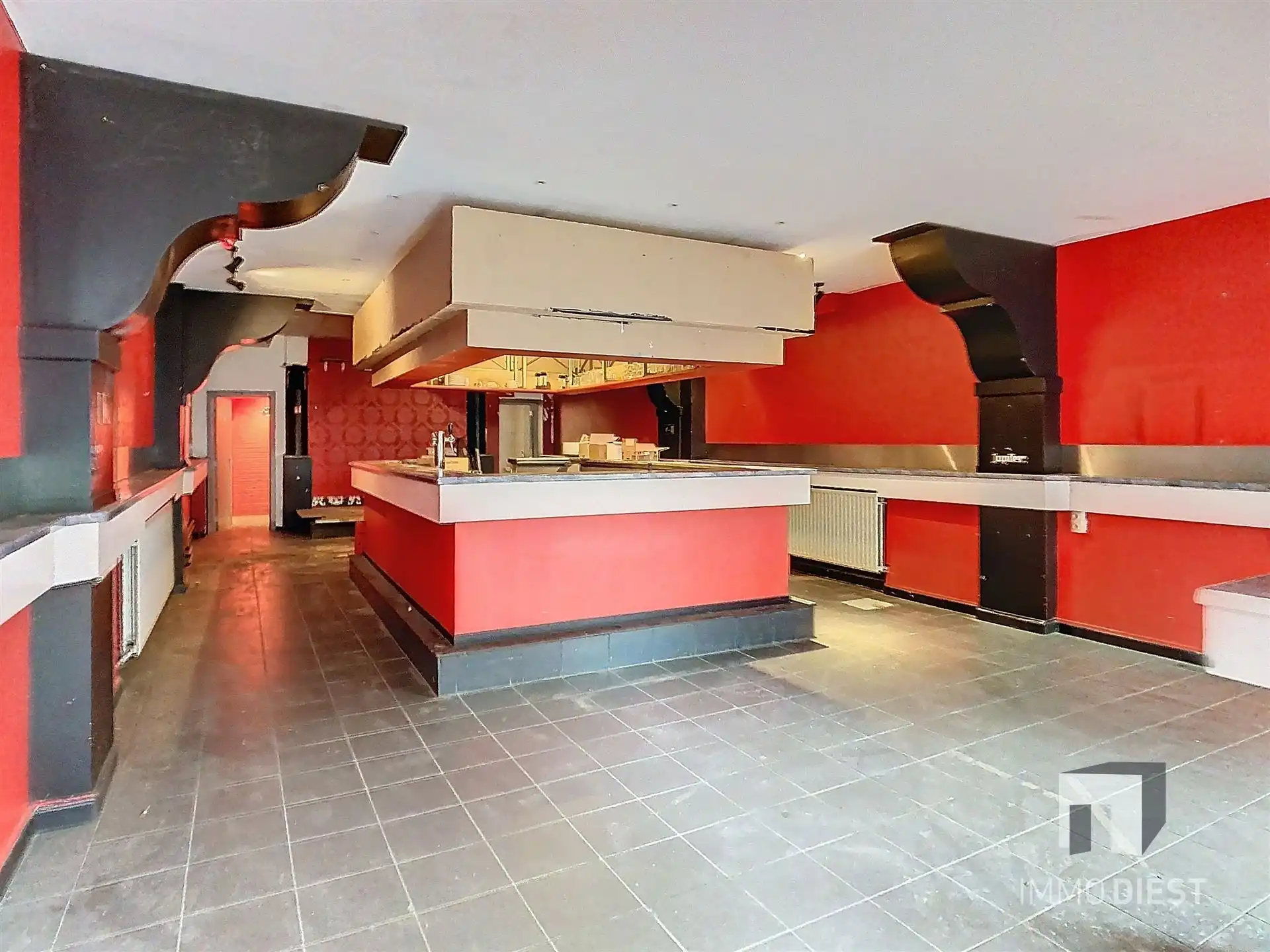 Handelspand 180m2 gelijkvloers op 3,47are met achterliggende tuin foto {{pictureIndex}}