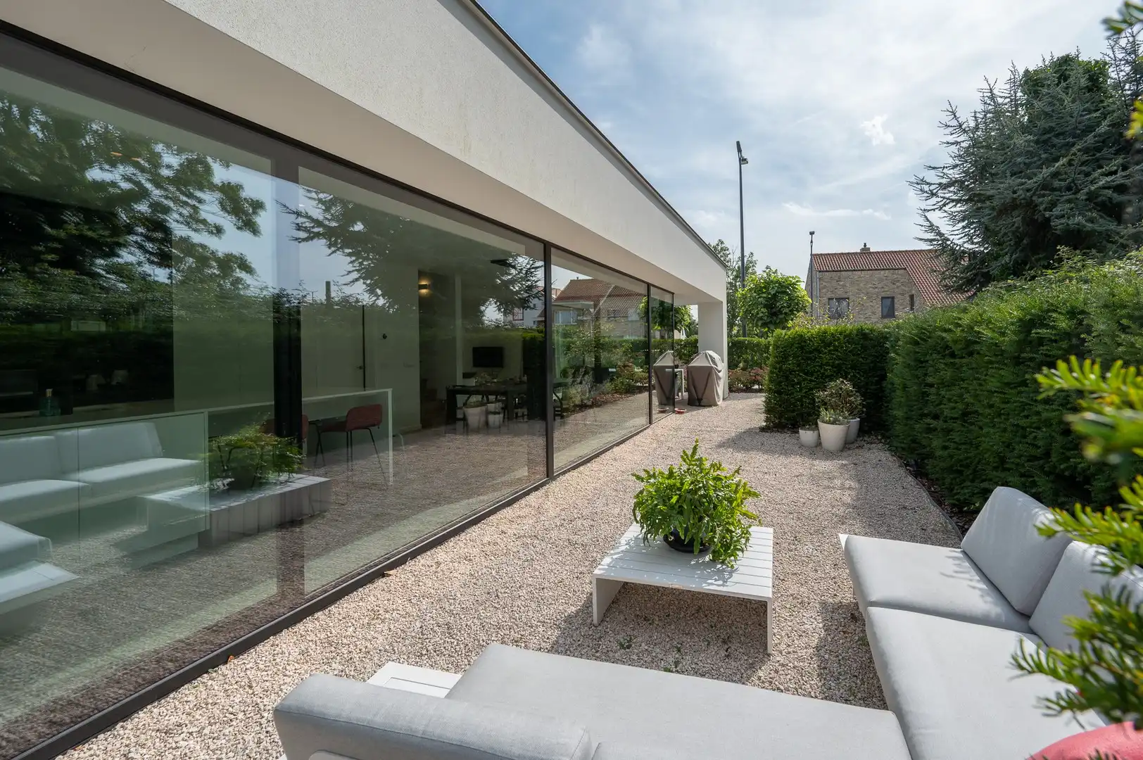 Prachtige hedendaagse villa met zonnige tuin en terrassen op fietsafstand van de zee. foto {{pictureIndex}}