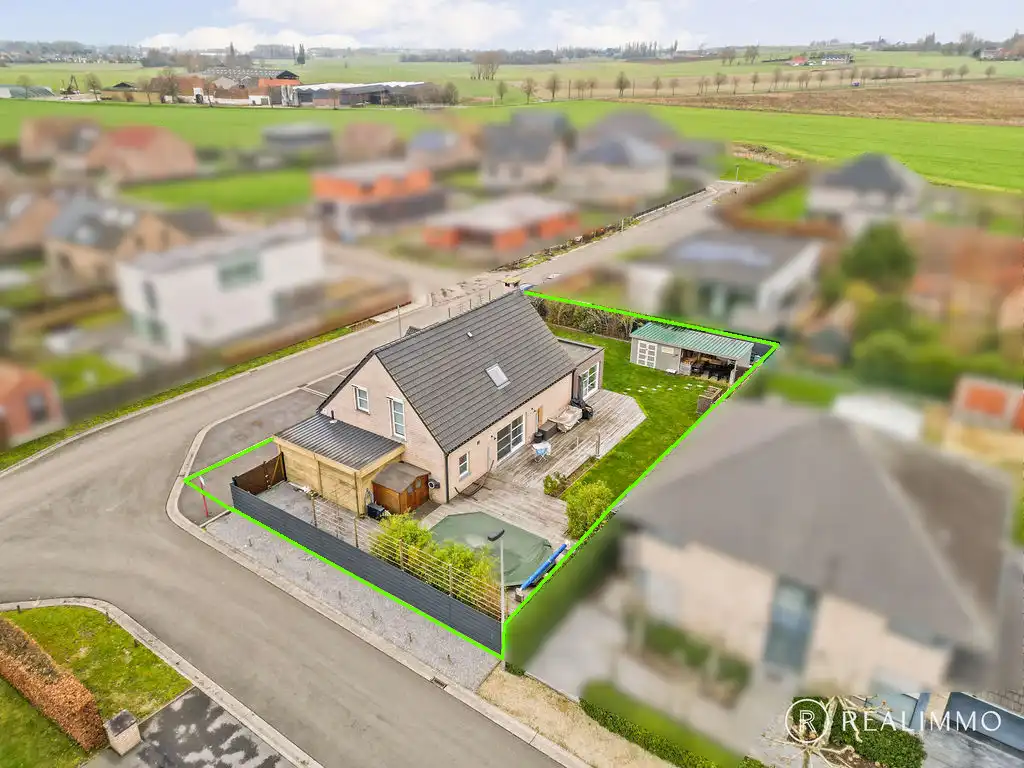 Ruime hedendaagse villa met zwembad in een gegeerde residentiële omgeving foto 30