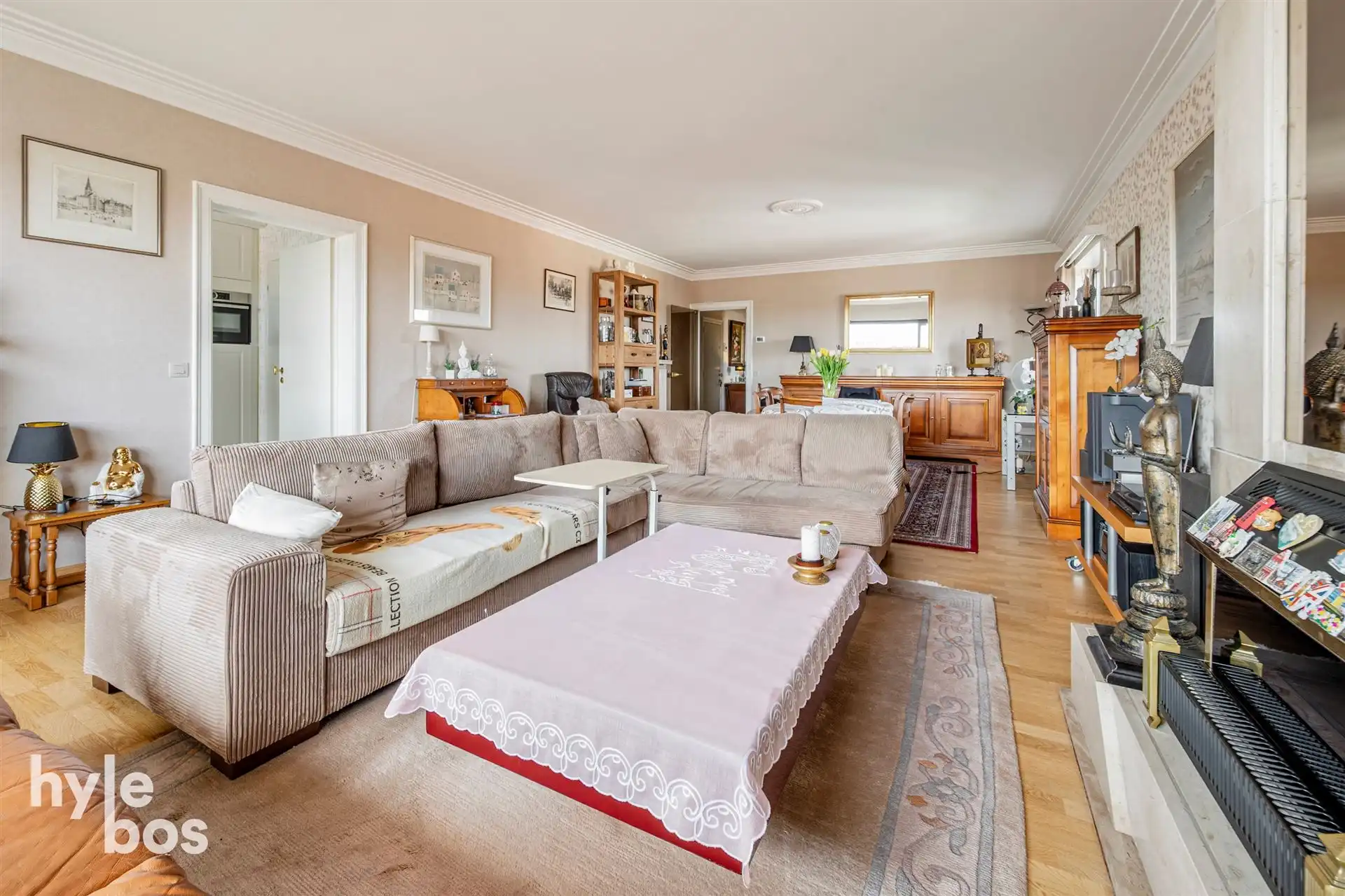 Appartement met veel lichtinval, ruime leefruimte en garagebox foto 8