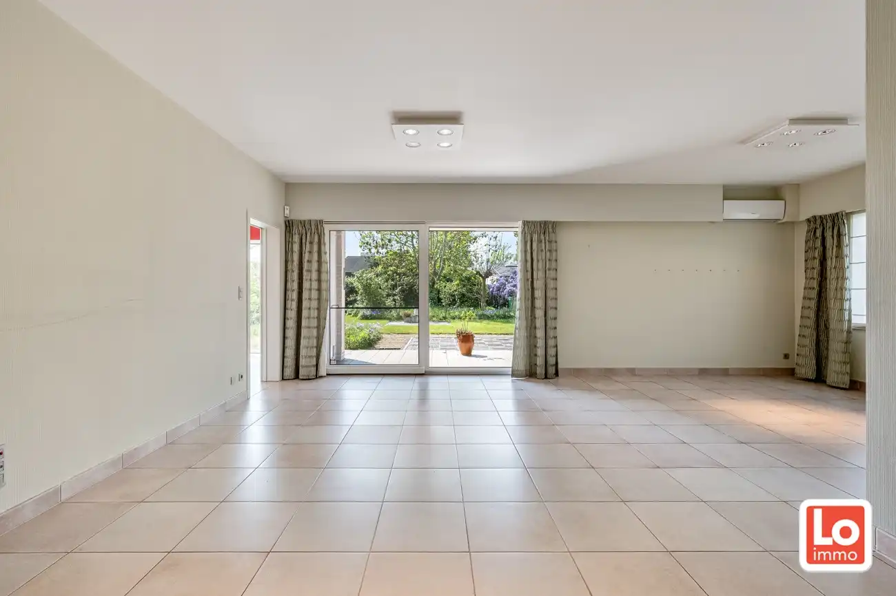 Degelijke open (kangoeroe)woning met inpandige garage en gezellige zuidwest georiënteerde tuin op een rustige locatie nabij het centrum van Lochristi! foto 9