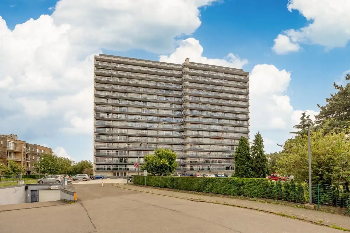 Te renoveren appartement met panoramisch zicht over Merksem foto {{pictureIndex}}