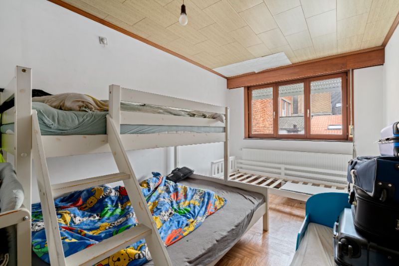 Ruime woning met handelsruimte/bureel vooraan foto 13