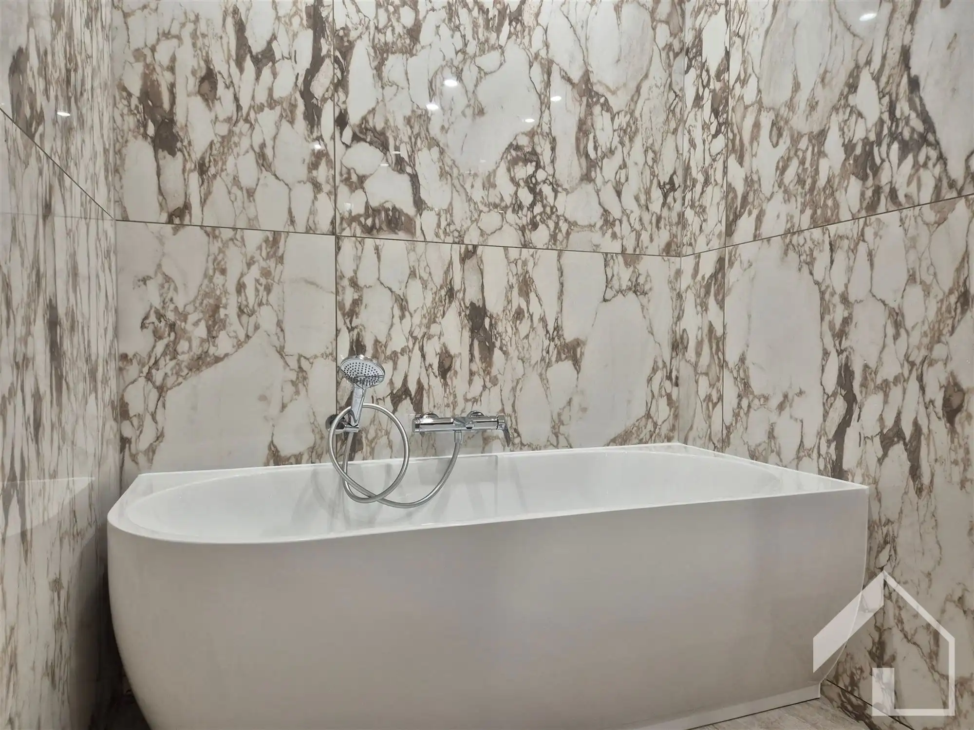 Nieuwbouw appartement op de 1ste verdieping met 2 slaapkamers, terras en lift  foto 14