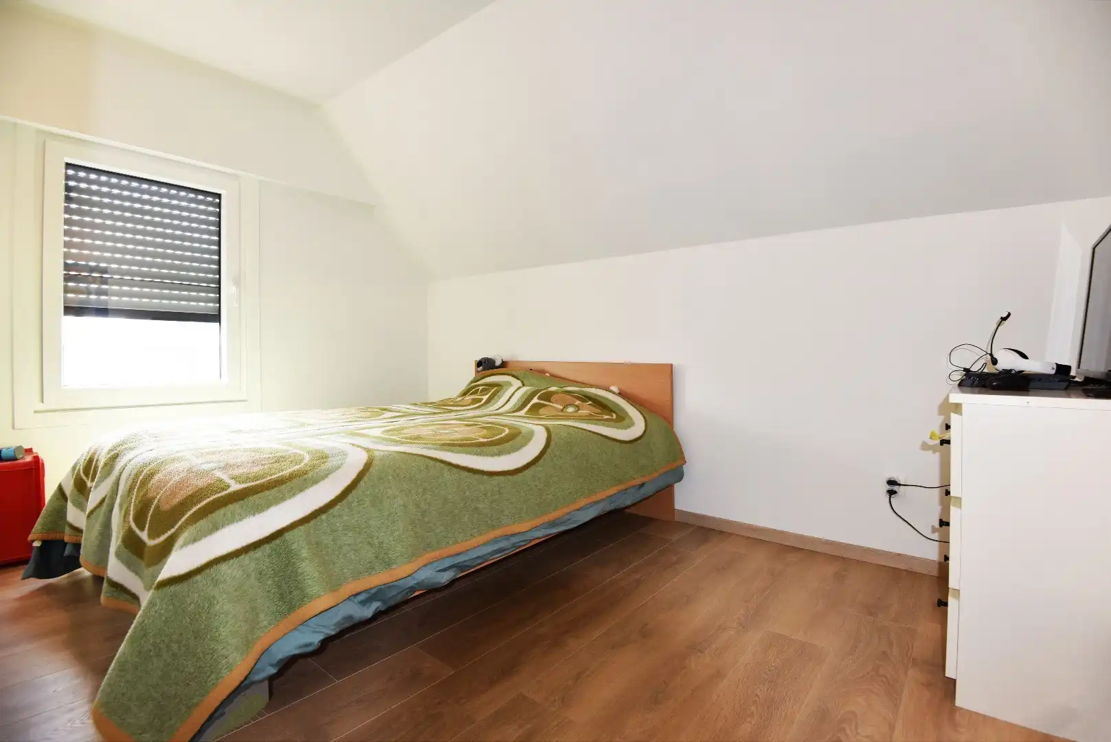 Gerenoveerde open bebouwing met 3 slaapkamers, terras en garage foto 9