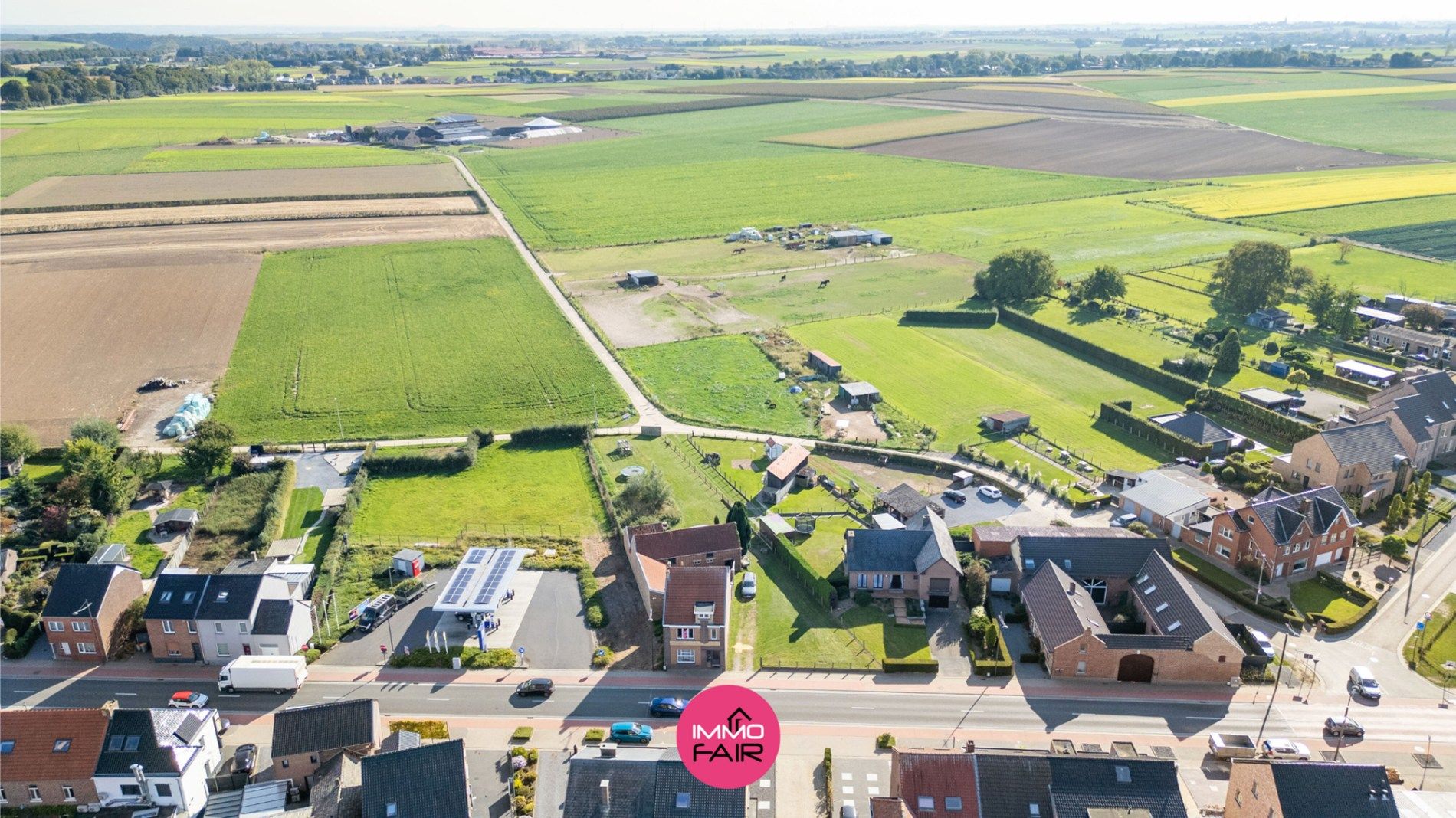 Karakteristieke hoeve met panoramisch zicht aan de achterzijde van het perceel.  foto 18