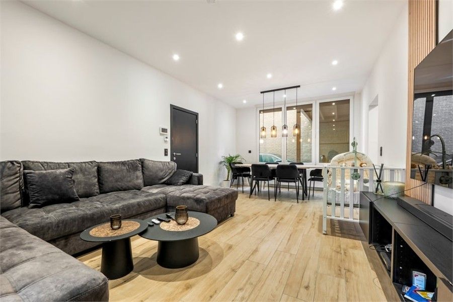 RUIME GERENOVEERDE WONING OP EEN ZEER GOEDE LOCATIE foto {{pictureIndex}}