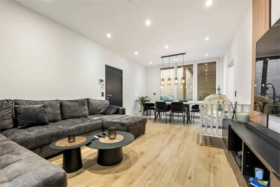 RUIME GERENOVEERDE WONING OP EEN ZEER GOEDE LOCATIE foto {{pictureIndex}}