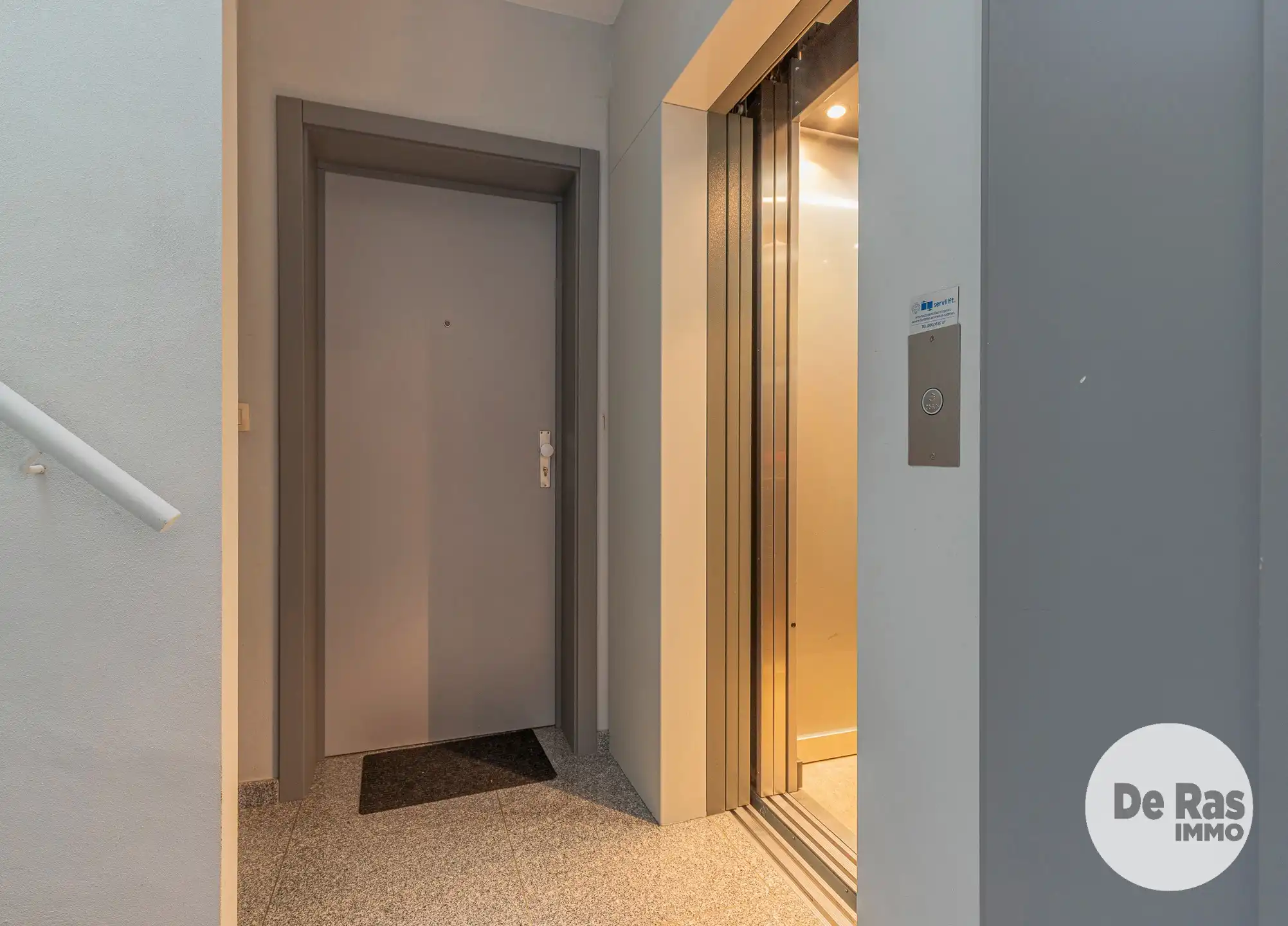 LEDE - Ruim en instapklaar appartement aan de markt van Lede foto 2
