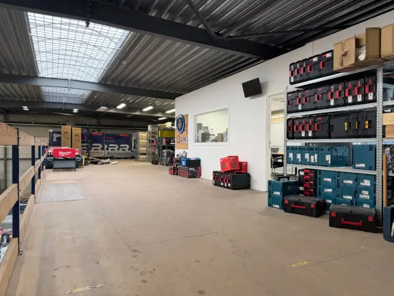 Magazijn met showroom te huur foto 7