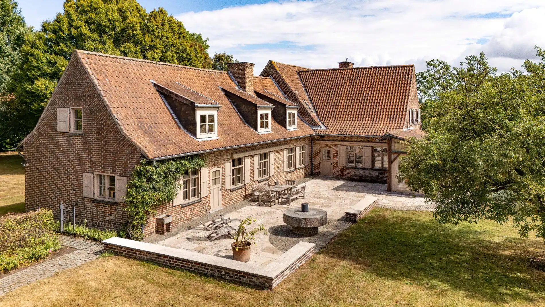 EXCLUSIEF LANDHUIS MET BIJGEBOUWEN OP EEN DOMEIN VAN 5.990 M² foto 3