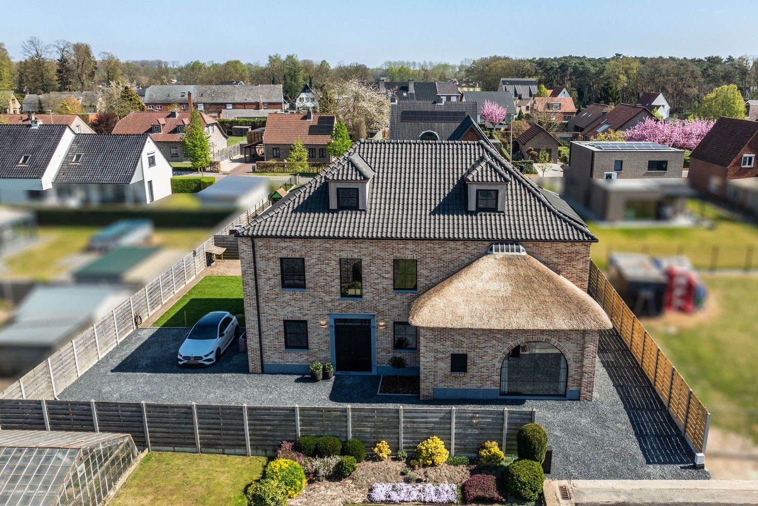 Prachtig luxueuze villa met hoogwaardige materialen in een doodlopende straat te Achel foto {{pictureIndex}}