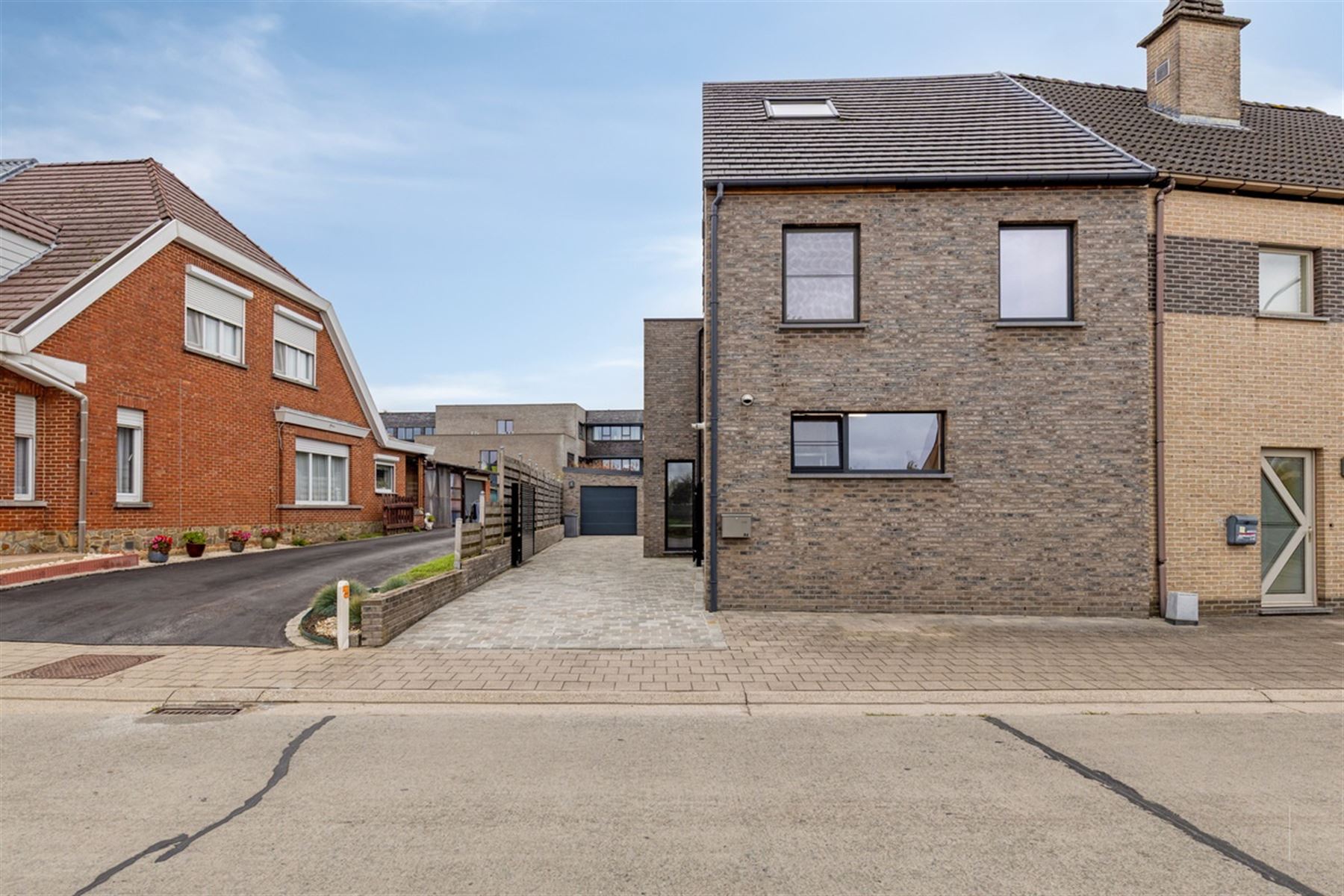 Recente halfopen bebouwing met 3 slaapkamers en garage foto {{pictureIndex}}