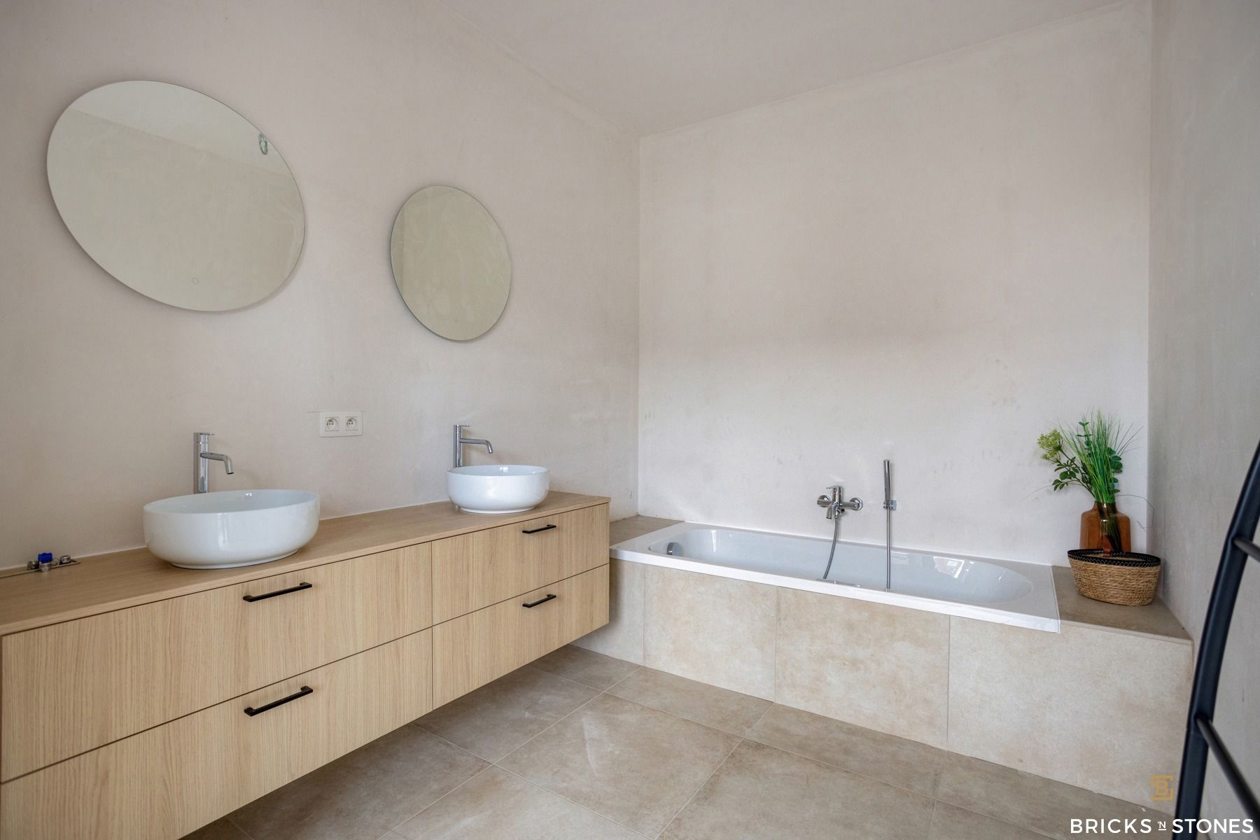 Stijlvolle nieuwbouwwoning met tuin, 3 slpks & 2 badk foto 11