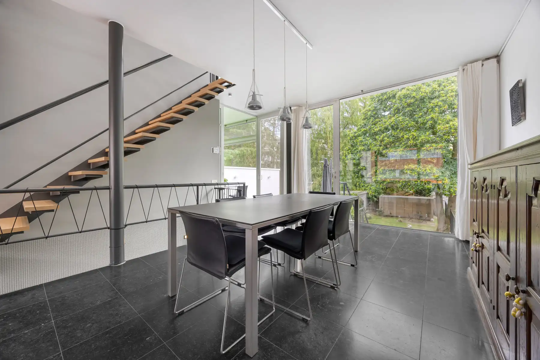 Karaktervolle architectenwoning op toplocatie: Zonnig terras, kamerhoge ramen en EPC B foto 6