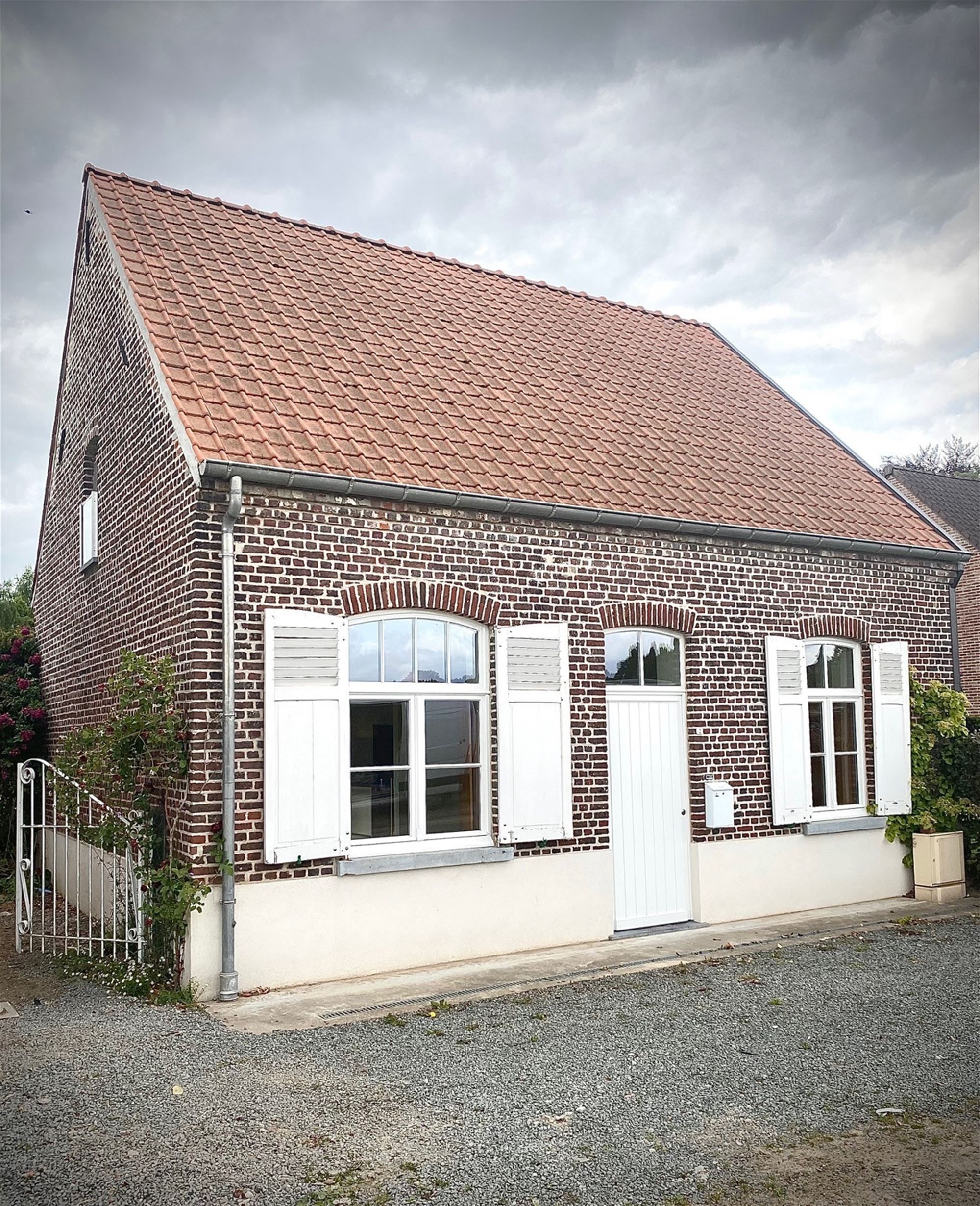 Charmante WONING (open bebouwing) met 3 SLAAPKAMERS, TUINTJE & TERRAS, zowel voor- als achteraan een OPEN GROEN ZICHT foto 2