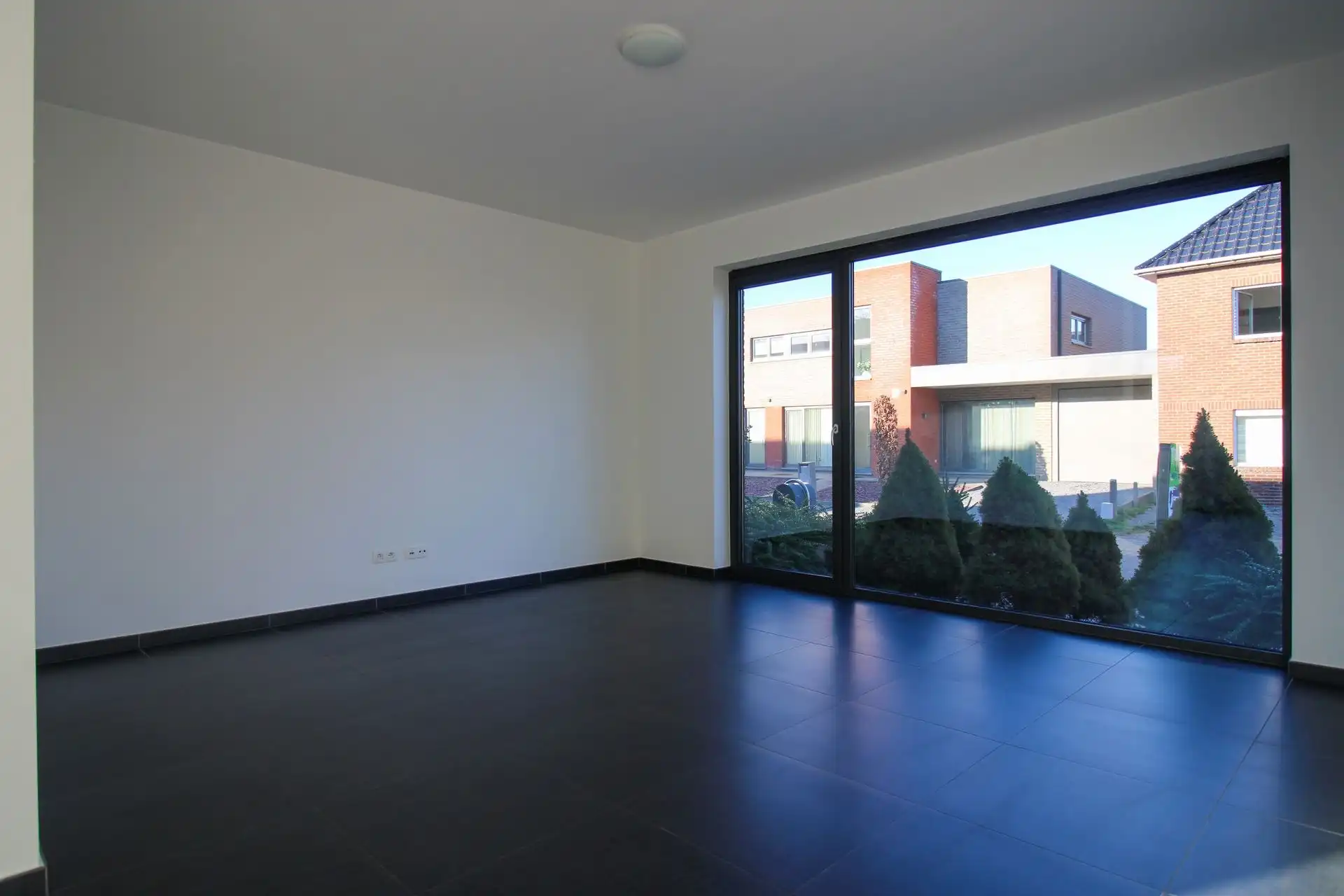 Instapklare gezinswoning met 3 slaapkamers, carport en onderhoudsvriendelijke tuin in het hart van Uikhoven! foto 3