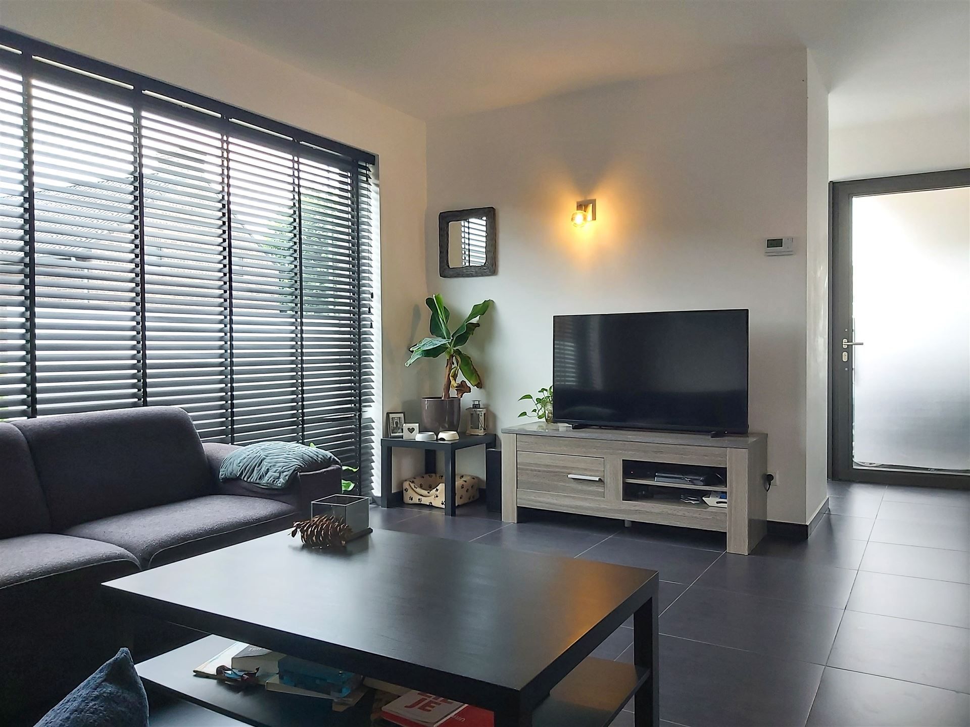 Instapklare gezinswoning met 3 slaapkamers, carport en onderhoudsvriendelijke tuin in het hart van Uikhoven! foto 3
