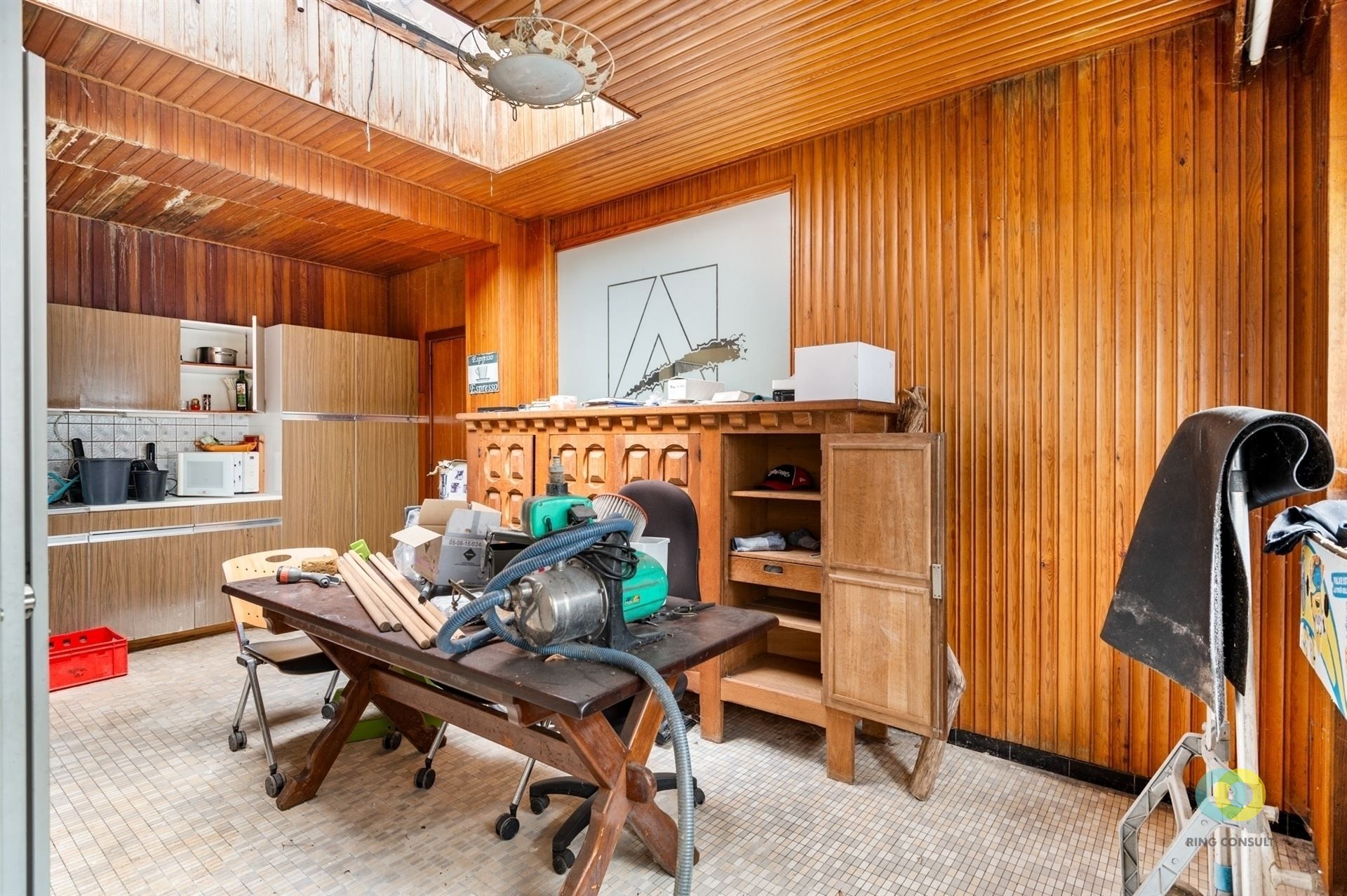 Bedrijfspand met loods, kantoor en woning foto 13