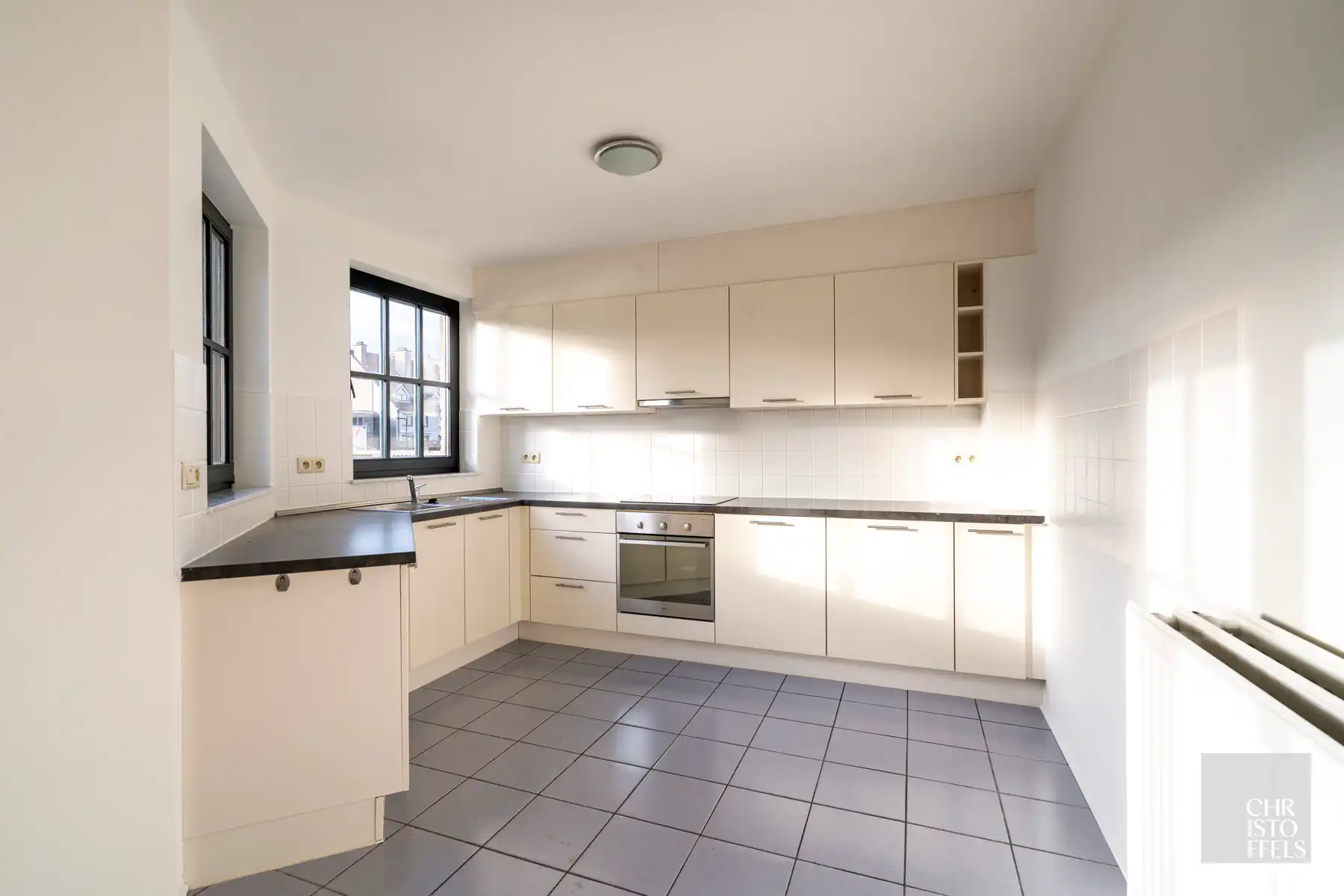 Gebouw voor gemengd gebruik van 572m² - Winkel/kantoor(49m²) - Werkplaats/magazijn(336m²) - Bovenwoning(187m²) foto 8