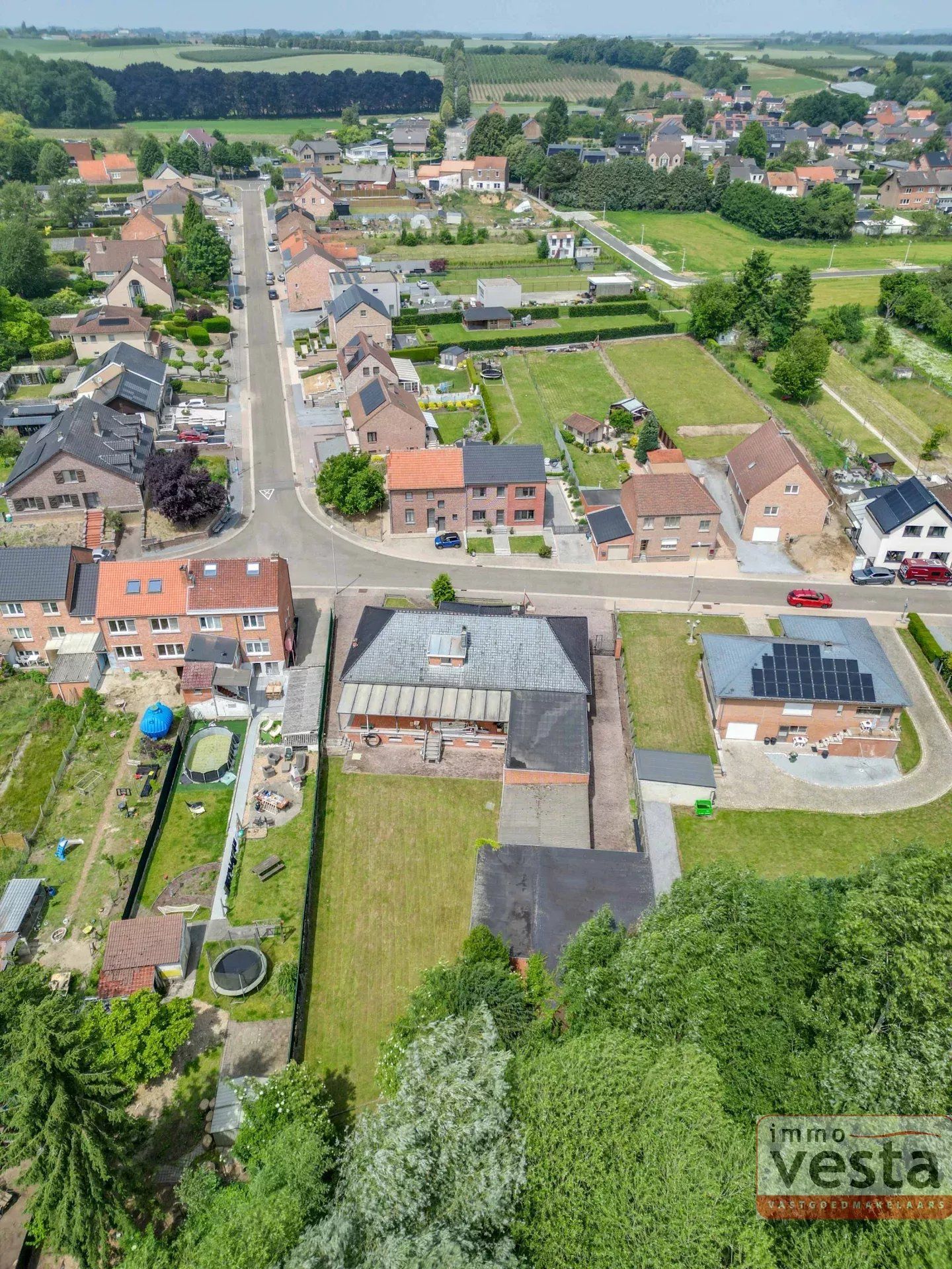 Ruime, op te knappen villa met handelsruimte foto 4