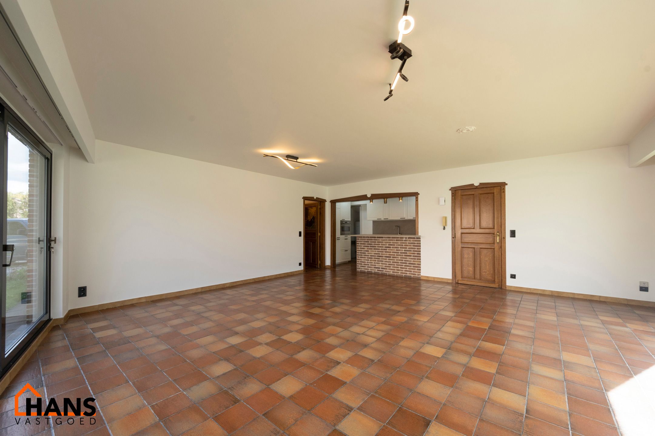 Gelijkvloersappartement deels gerenoveerd. foto 2