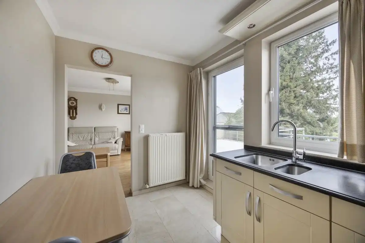 LICHTRIJK APPARTEMENT VAN 92M²  MET TWEE SLPK'S EN UNIEK TERRAS VAN 27M² IN KESSELT foto 8