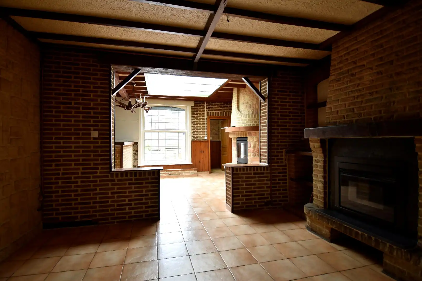 Te renoveren woning met 3 slaapkamers mét uitweg, ruime zolder en zonnig terras te koop in hartje Rekkem foto 5