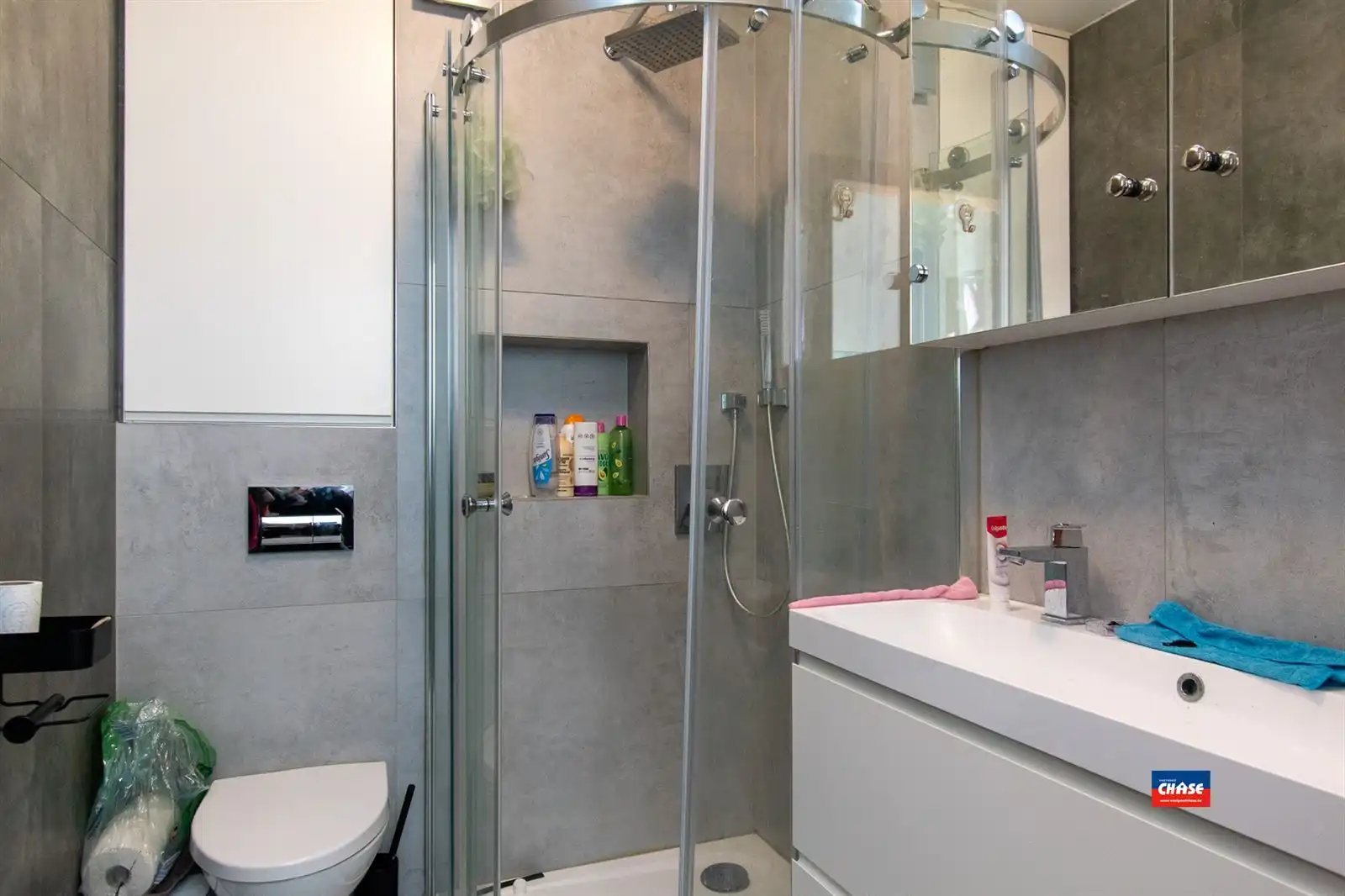 Bel-étage met 4 slaapkamers, 2 badkamers, kantoorruimte, garage en tuin. foto 16