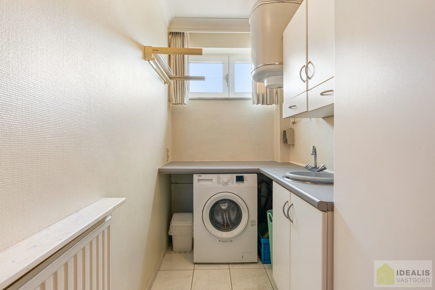 IDEALIS VASTGOED – ZEER RUIM HOEKAPPARTEMENT (110M²) MET LICHTRIJKE LEEFRUIMTE, VOLLEDIG UITGERUSTE KEUKEN, MAAR LIEFST 3 SLAAPKAMERS, BERGING, LIFT EN GARAGEBOX OP EEN UITERST GUNSTIGE LOCATIE MIDDEN IN HET CENTRUM VAN PELT. ZEER GESCHIKT VOOR KANDIDATEN OP ZOEK NAAR EEN INSTAPKLAAR APPARTEMENT! foto 21