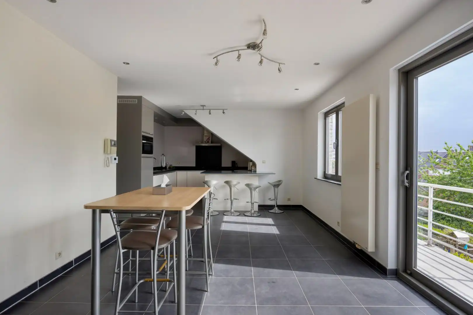 TOPLIGGING ! Instapklaar 2-kamerappartement  foto 2