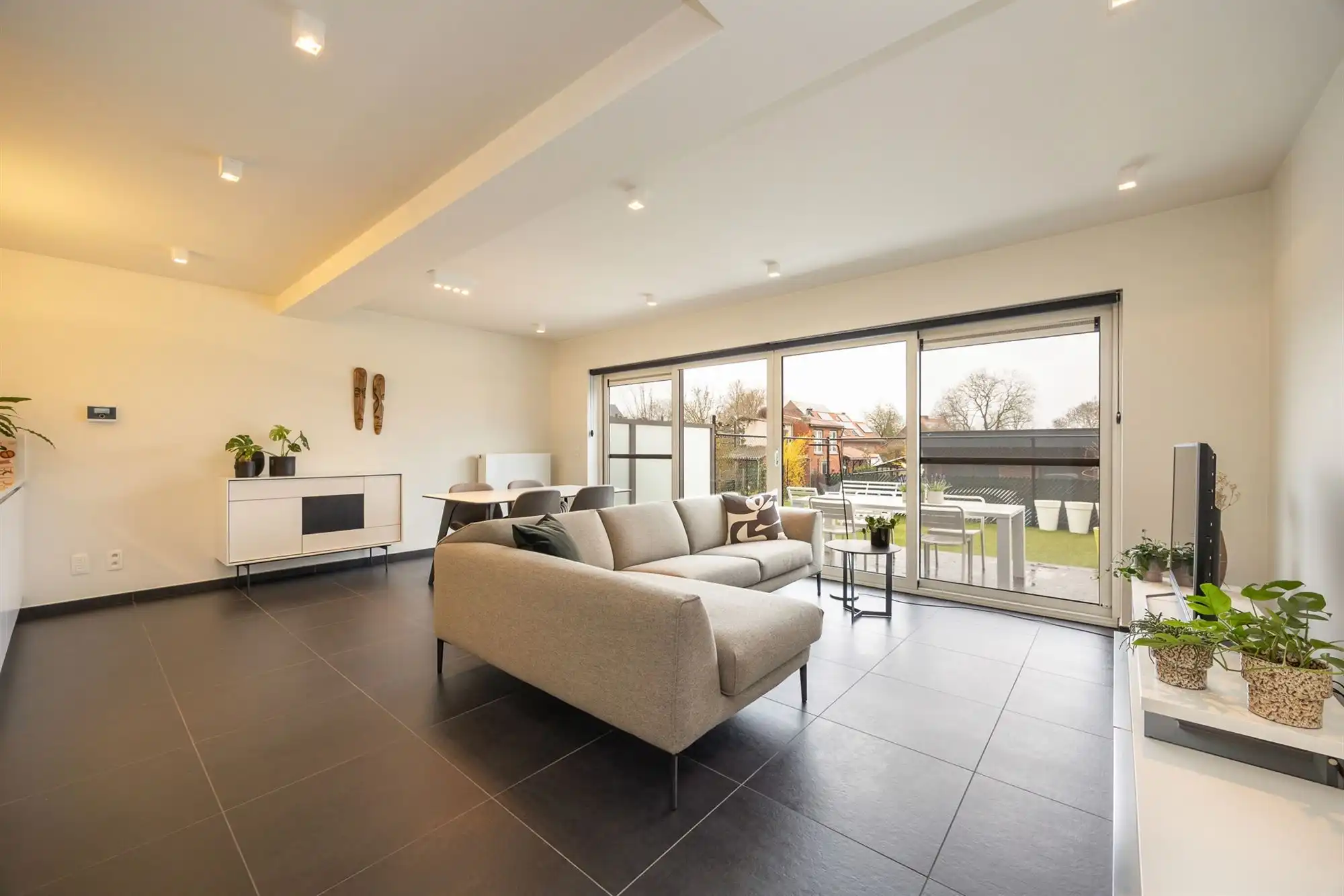 Instapklaar gelijkvloers appartement met tuin en carport foto {{pictureIndex}}