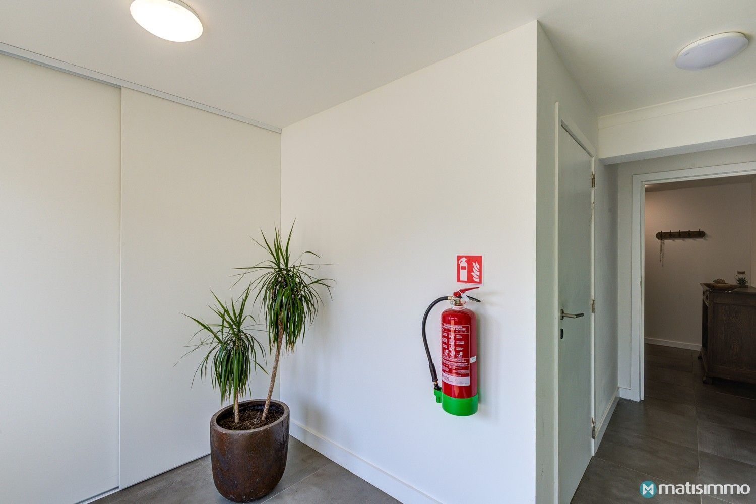 RUIM, DEELS GERENOVEERD DUPLEXAPPARTEMENT MET 3 SLAAPKAMERS, GROOT TERRAS, GARAGEBOX EN AUTOSTAANPLAATS foto 2