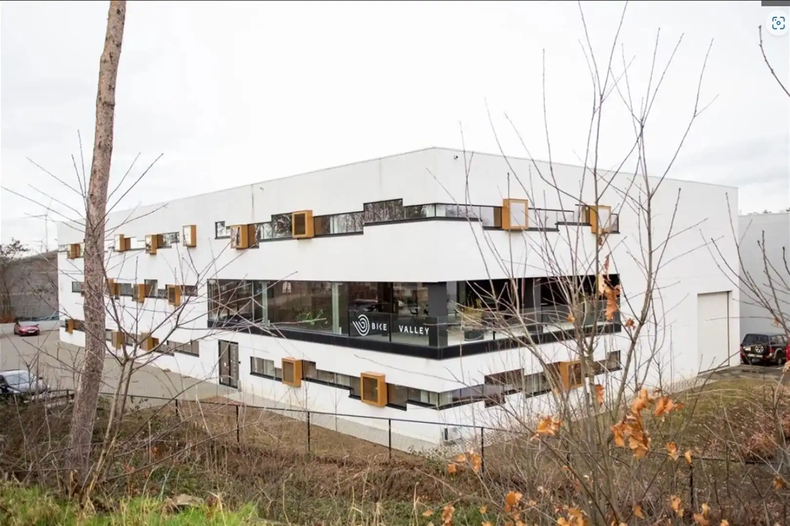 Kantoorgebouw foto {{pictureIndex}}