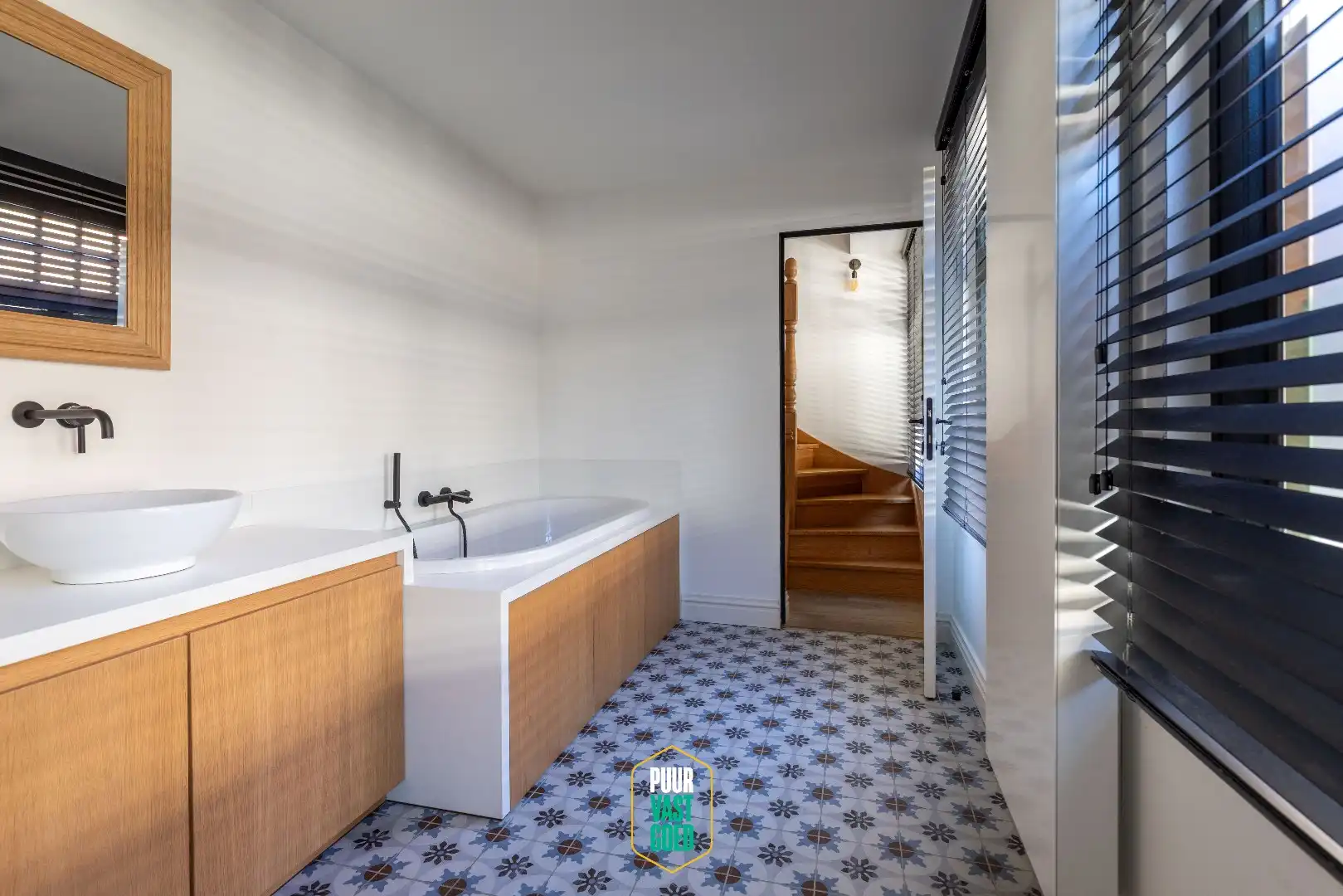 Prachtig gerestaureerde hoekwoning met grote garage bij 't Zand foto 20