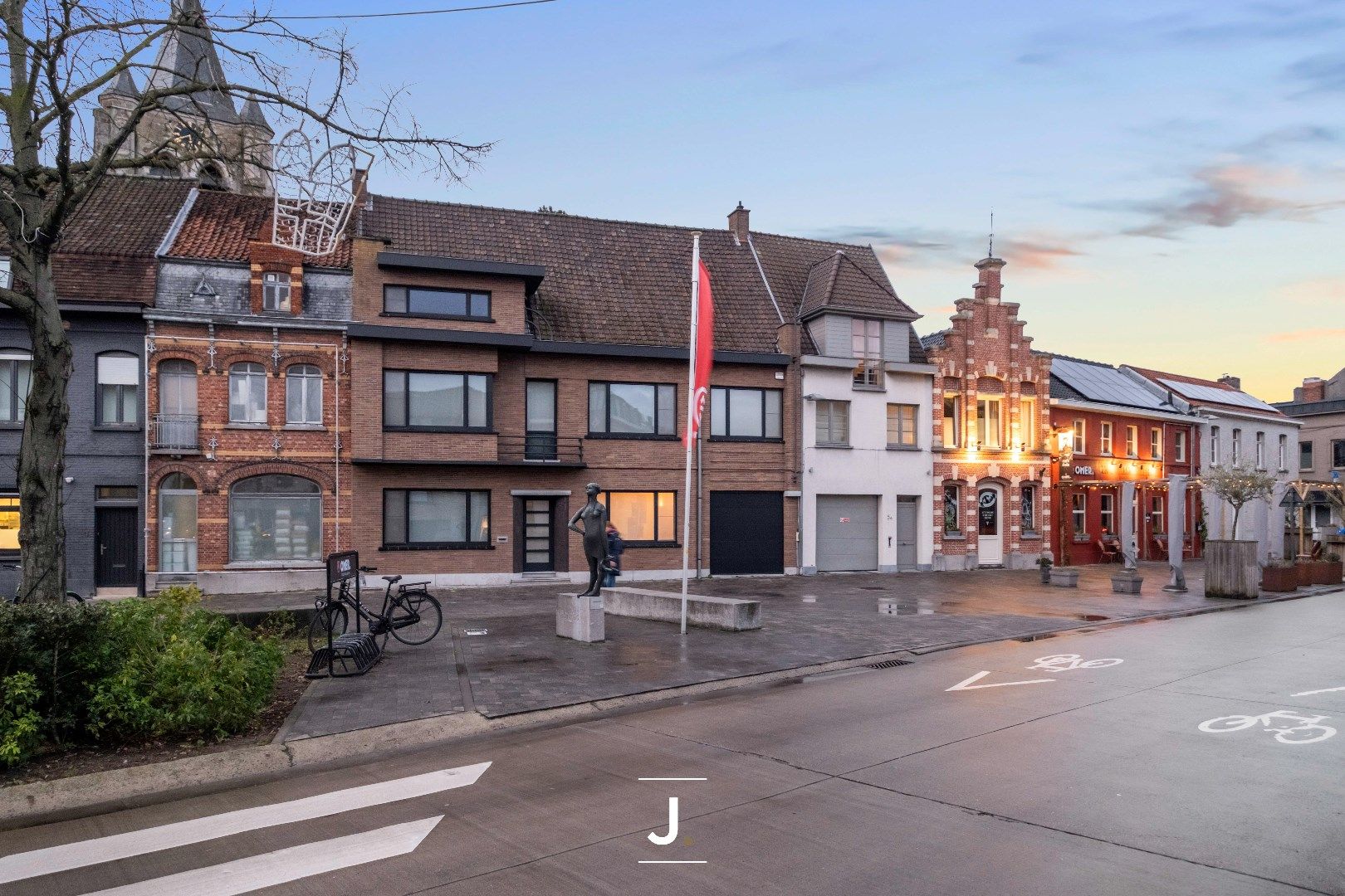 Charmante instapklare burgerwoning op de markt van Heule: een perfecte starterswoning of investering! foto 3