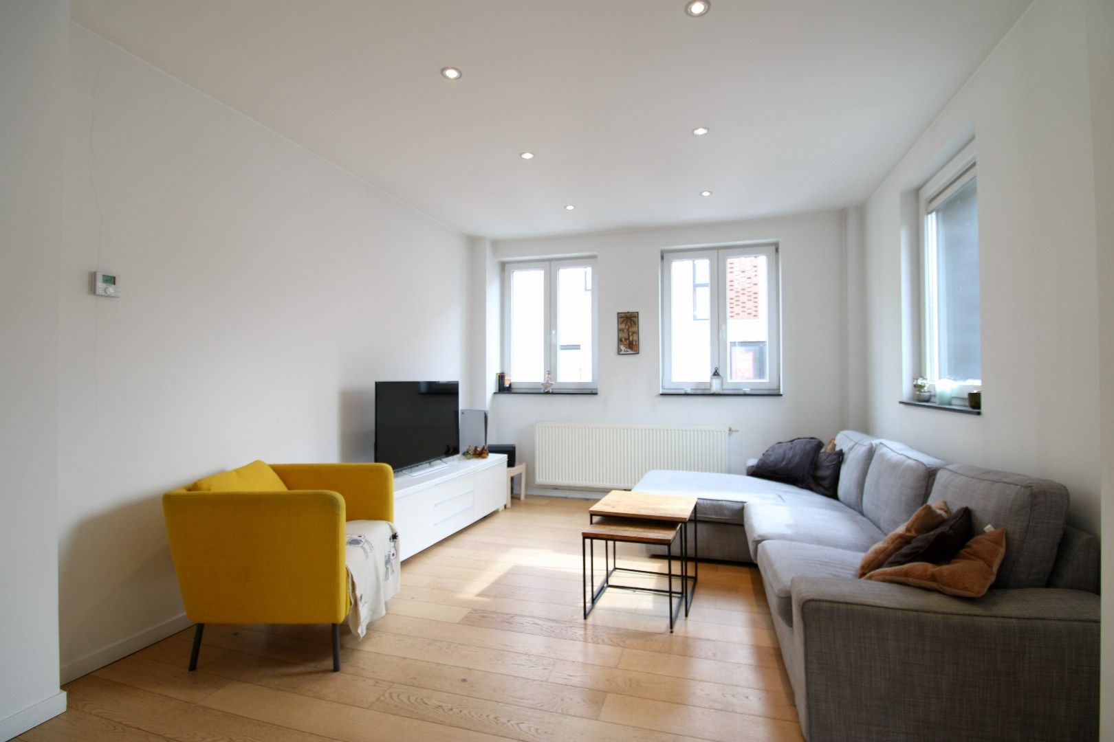 Volledig gerenoveerde woning met 3 slaapkamers en 2 badkamers! foto {{pictureIndex}}