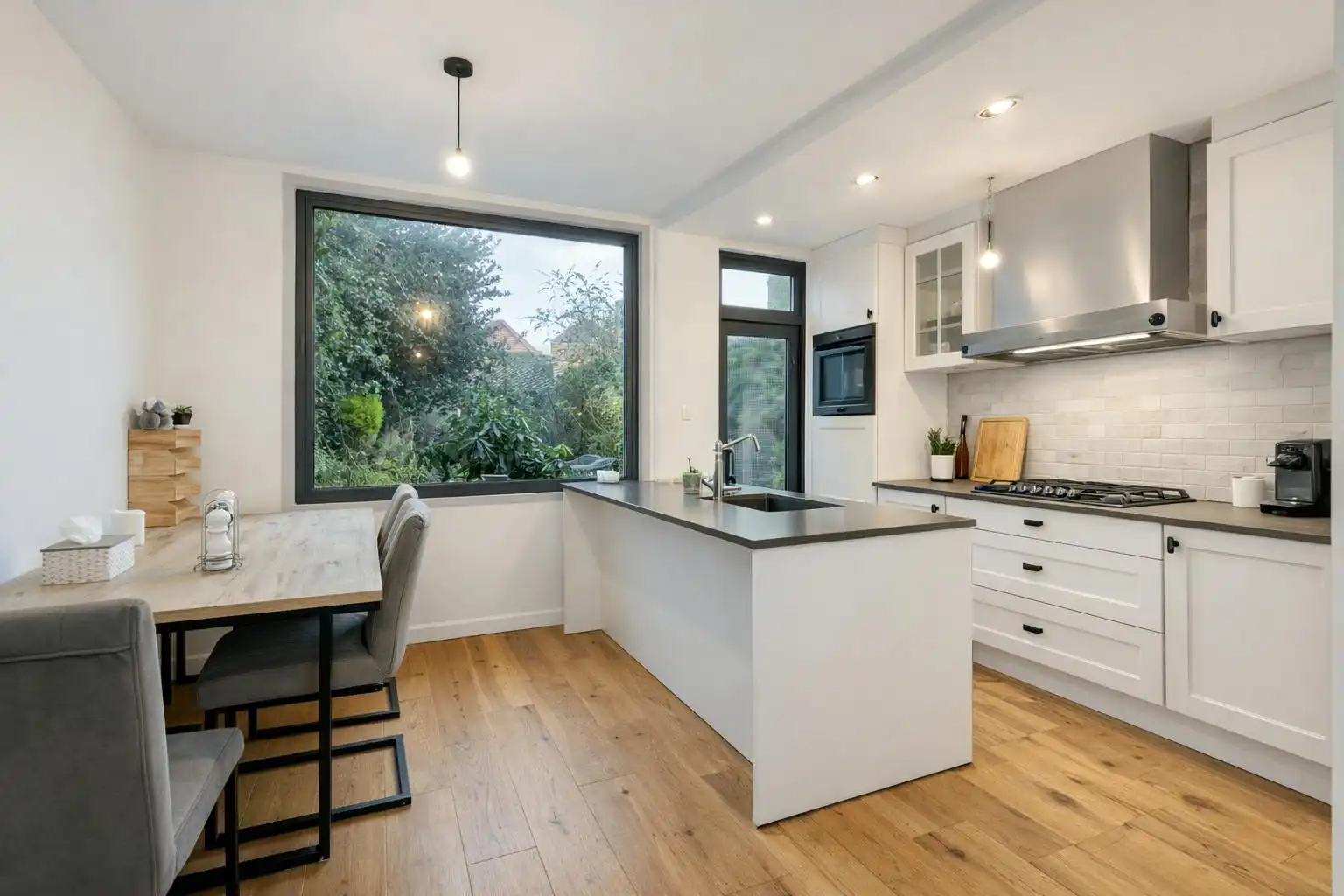 Rijwoning met 3 slaapkamers en stadsterras te koop in Brugge foto 3