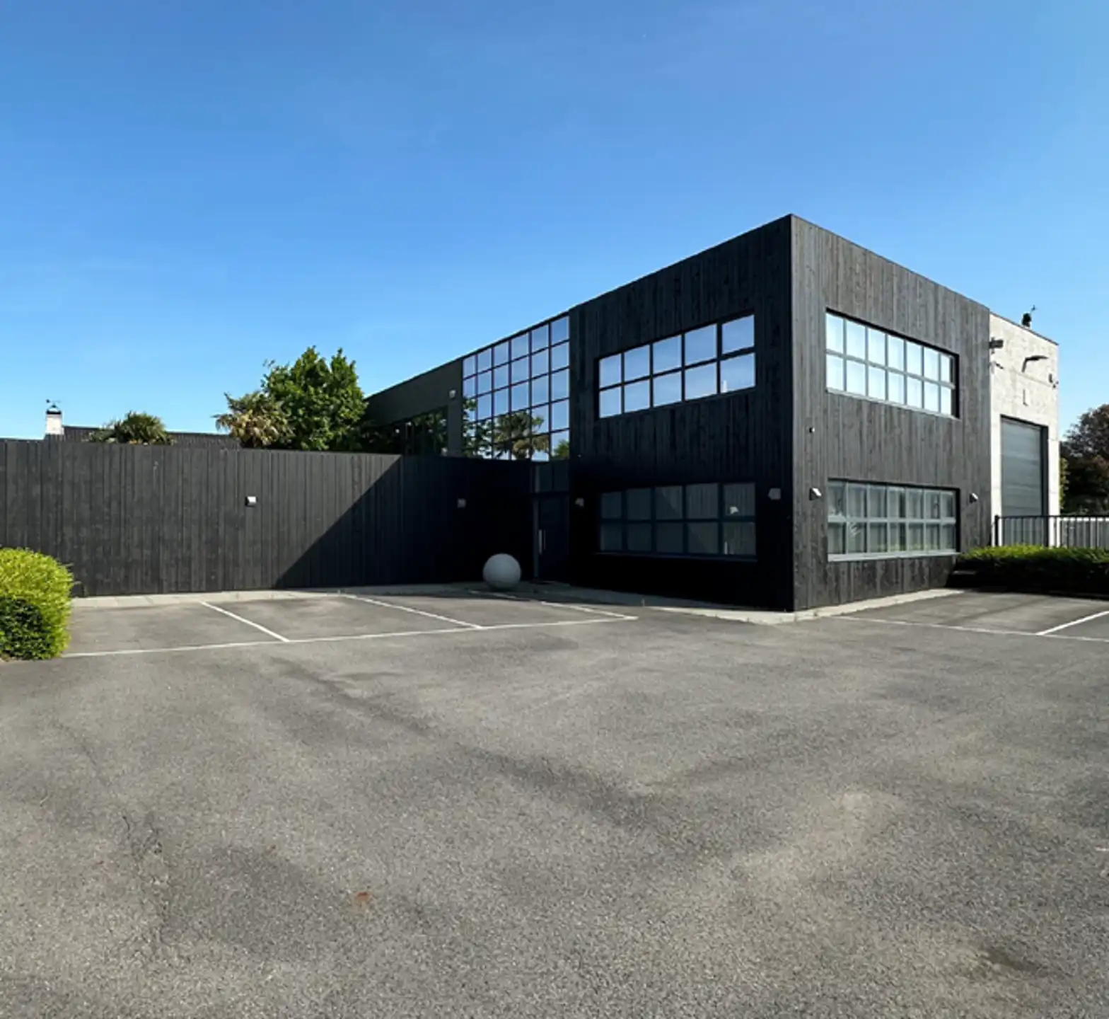 Bedrijfspand met Magazijn, Kantoren & Woonst op Topzichtlocatie E17 – Kruisem foto 2