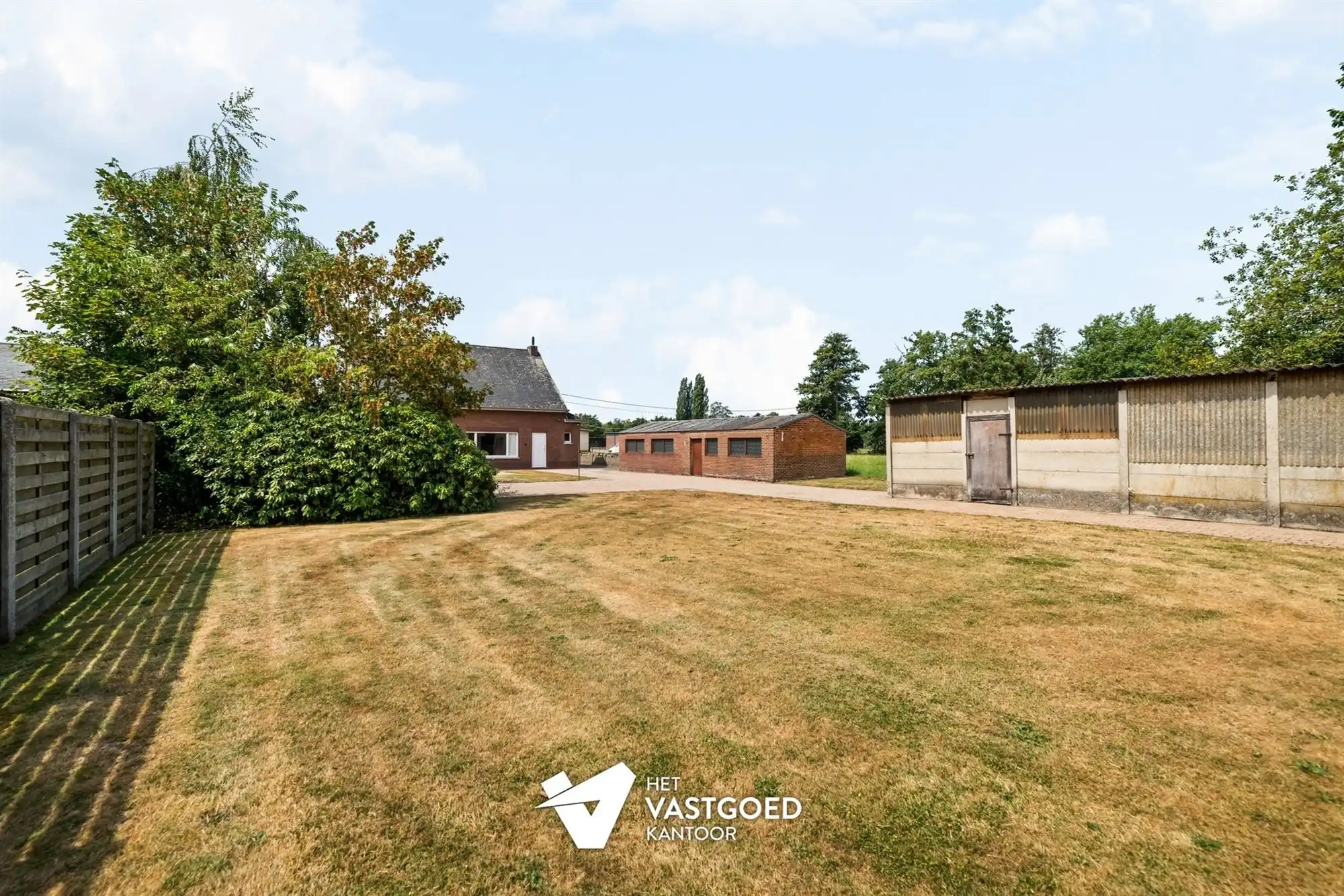 RUIME, STATIGE WONING OP GROENE LIGGING MET RUIM PERCEEL foto 22
