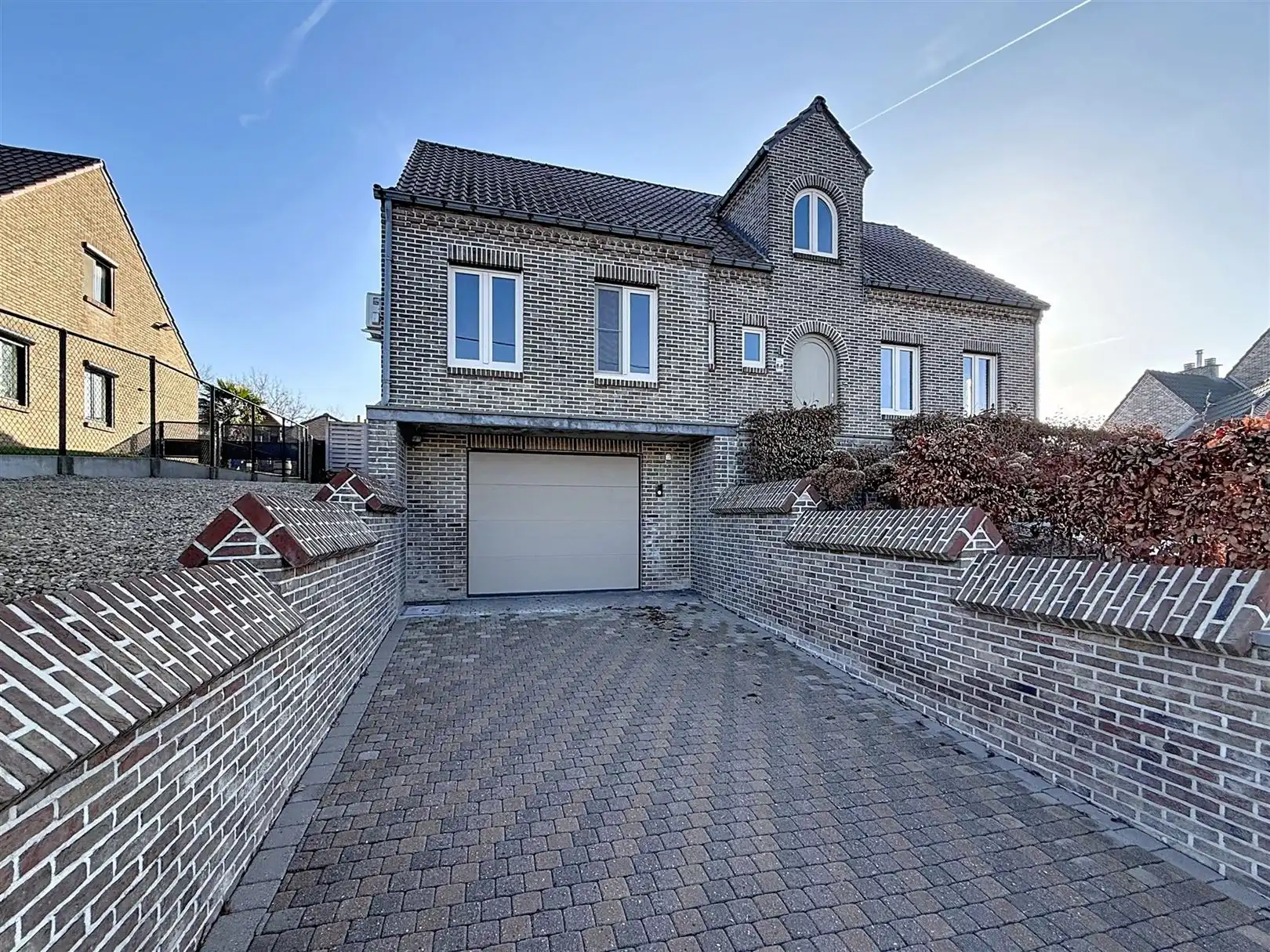 Ruime open bebouwing met 4 slpks, veranda, tuin, garage, 8a  foto 2