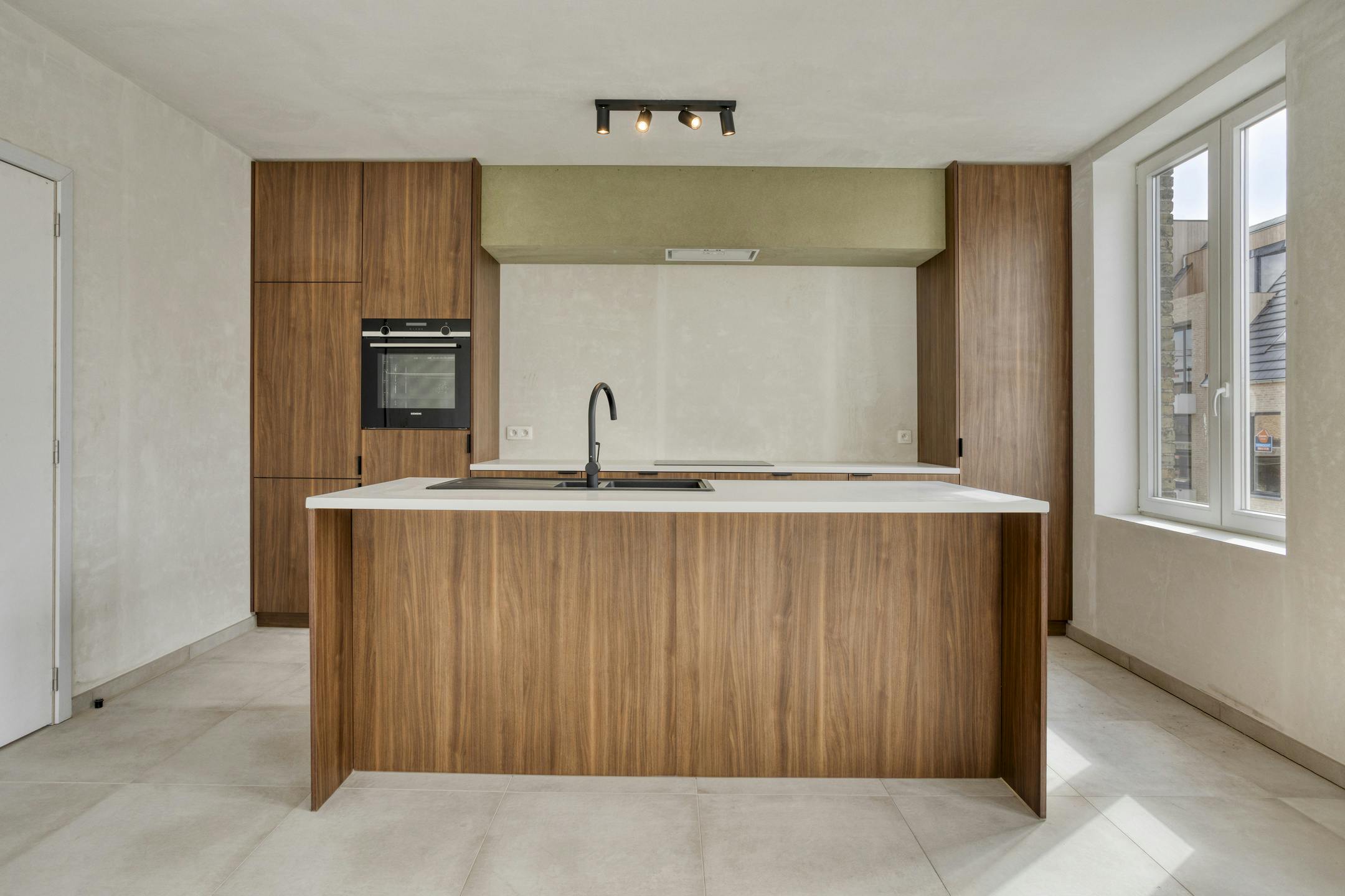 Pand met 2 gerenoveerde appartementen en winkel te Veurne. foto 29