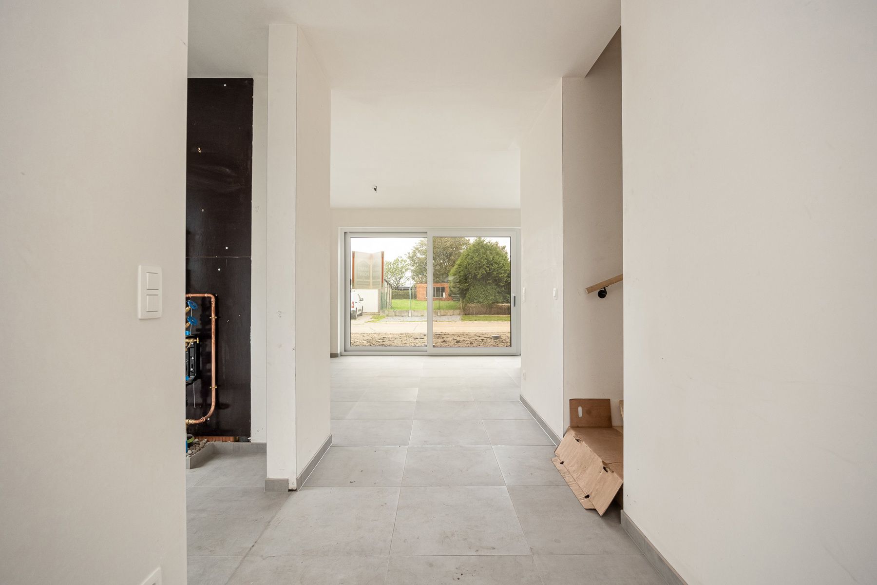 Halfopen woning met 3 slaapkamers en carport/fietsenberging op perceel van ca 320m² foto 4