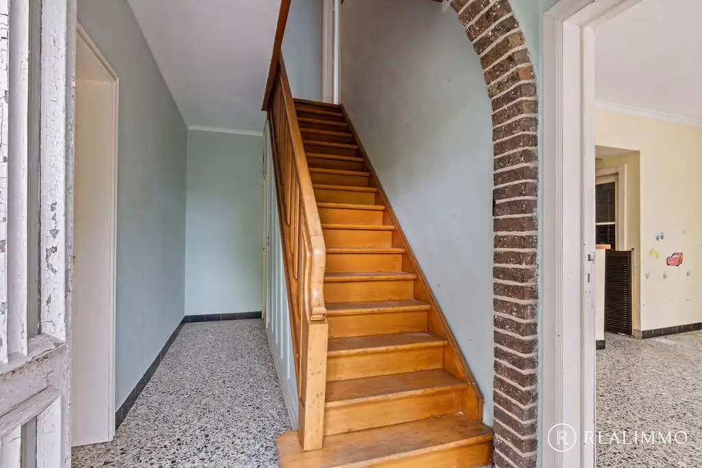 Ruime te renoveren woning met dubbele garage! foto 4