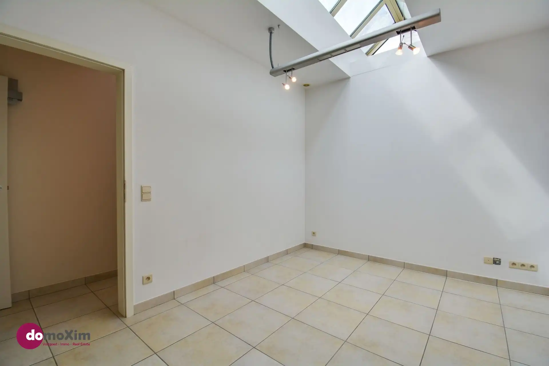 Ruime woning met kantoorruimte in het centrum van Hever foto 7