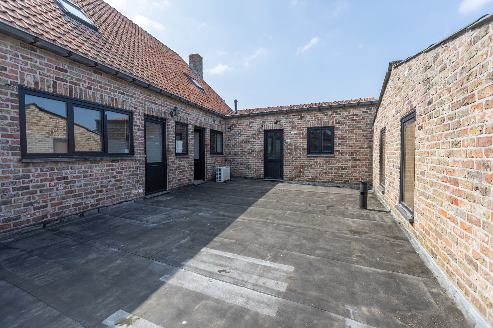 Grote eigendom met winkel, 2 appartement én prachtige loods foto 27