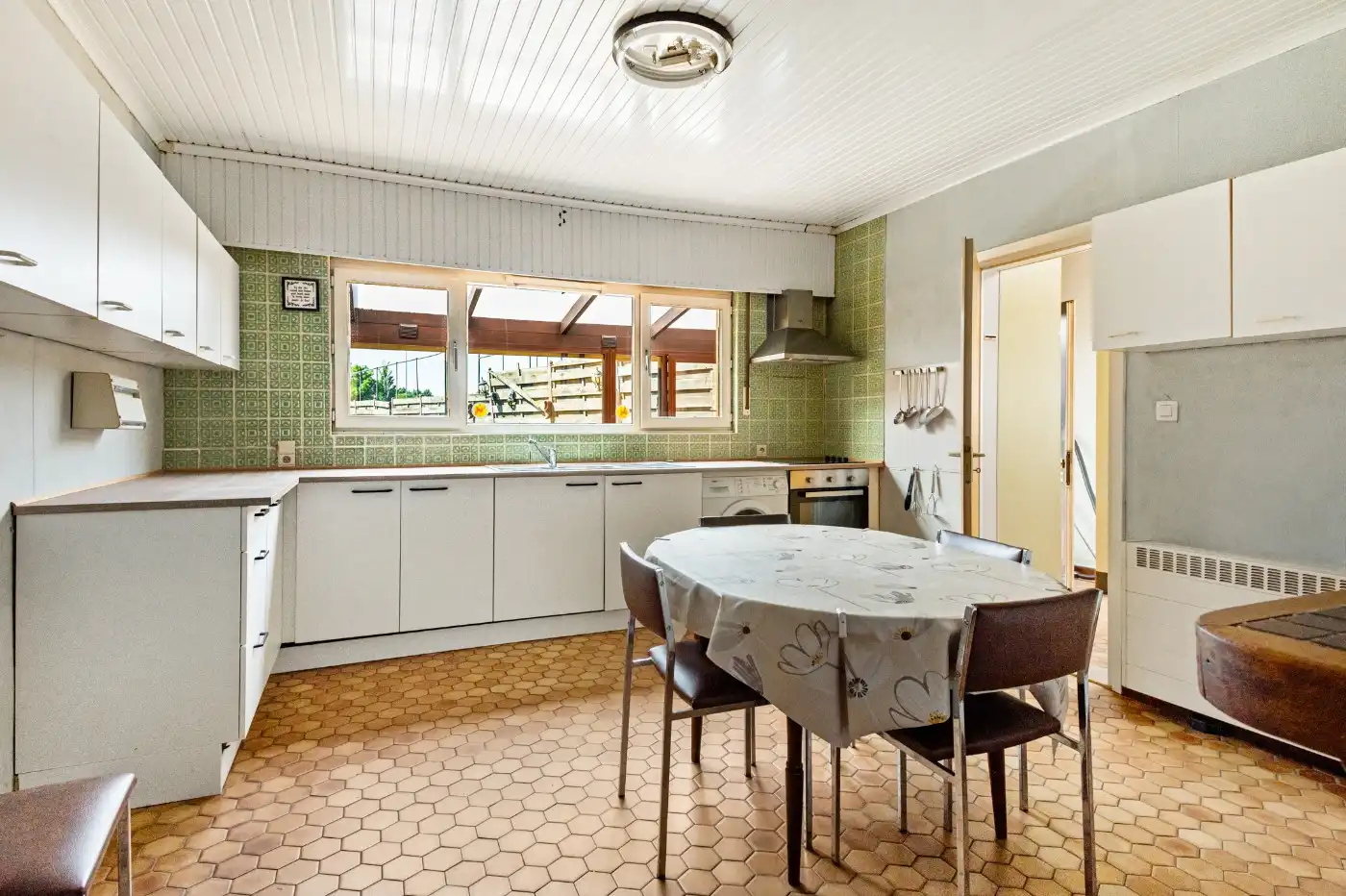 Grote, goed onderhouden, te renoveren woning met 3 slpk., garage en tuin foto 9